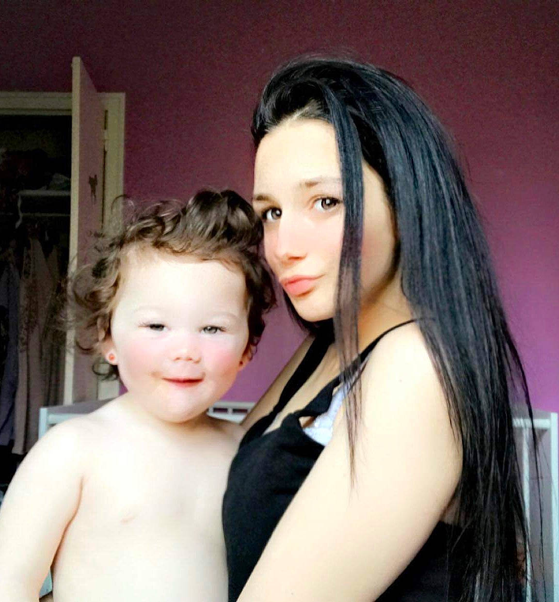 Ruby participe au concours pour gagner de l'argent avec cette photo : black_hair, cheek, chest, chin, eyebrow, eyelash, facial_expression, fashion, flash_photography, forehead, gesture, hair, hairstyle, happy, iris, joy, lip, neck, person, shoulder