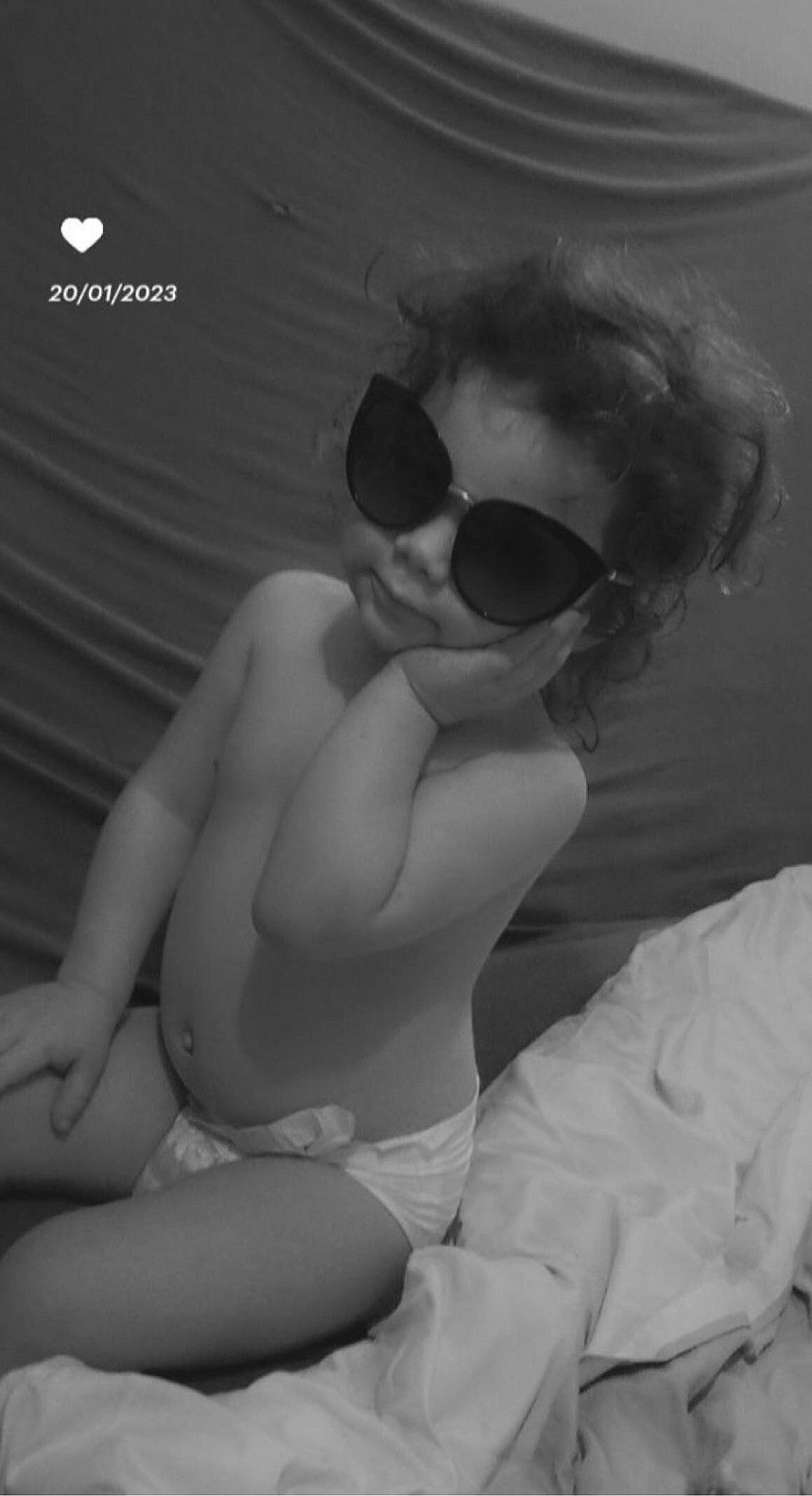 Ruby participe au concours pour gagner de l'argent avec cette photo : barechested, black_and_white, chest, comfort, elbow, eyewear, gesture, glasses, goggles, human_leg, jaw, knee, monochrome, monochrome_photography, person, personal_protective_equipment, style, sunglasses, thigh, trunk