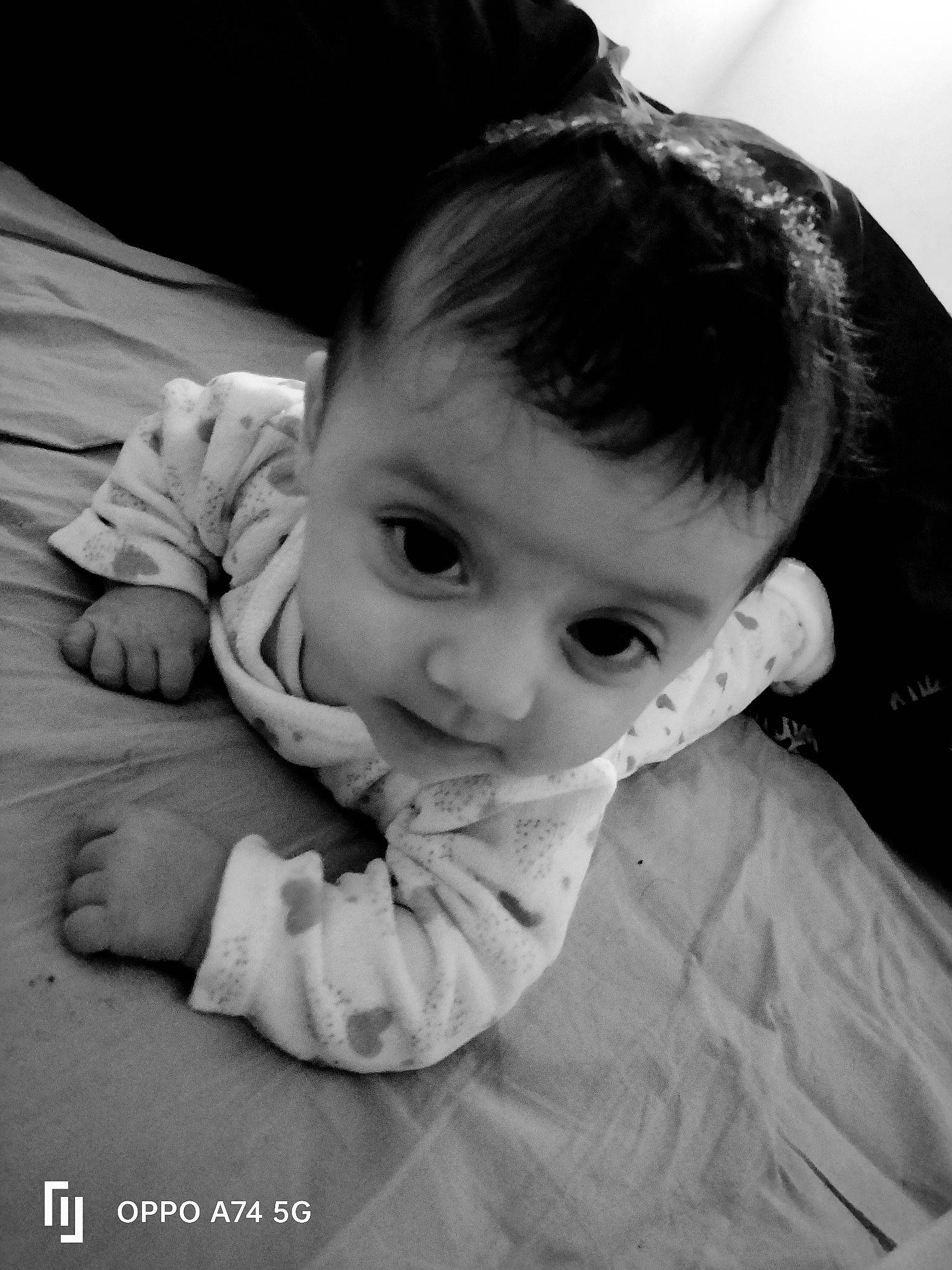 Athenais participe au concours pour gagner de l'argent avec cette photo : arm, baby, black_and_white, cheek, chin, comfort, ear, eyebrow, eyelash, flash_photography, gesture, hand, happy, human_body, interaction, iris, lip, nose, person, skin