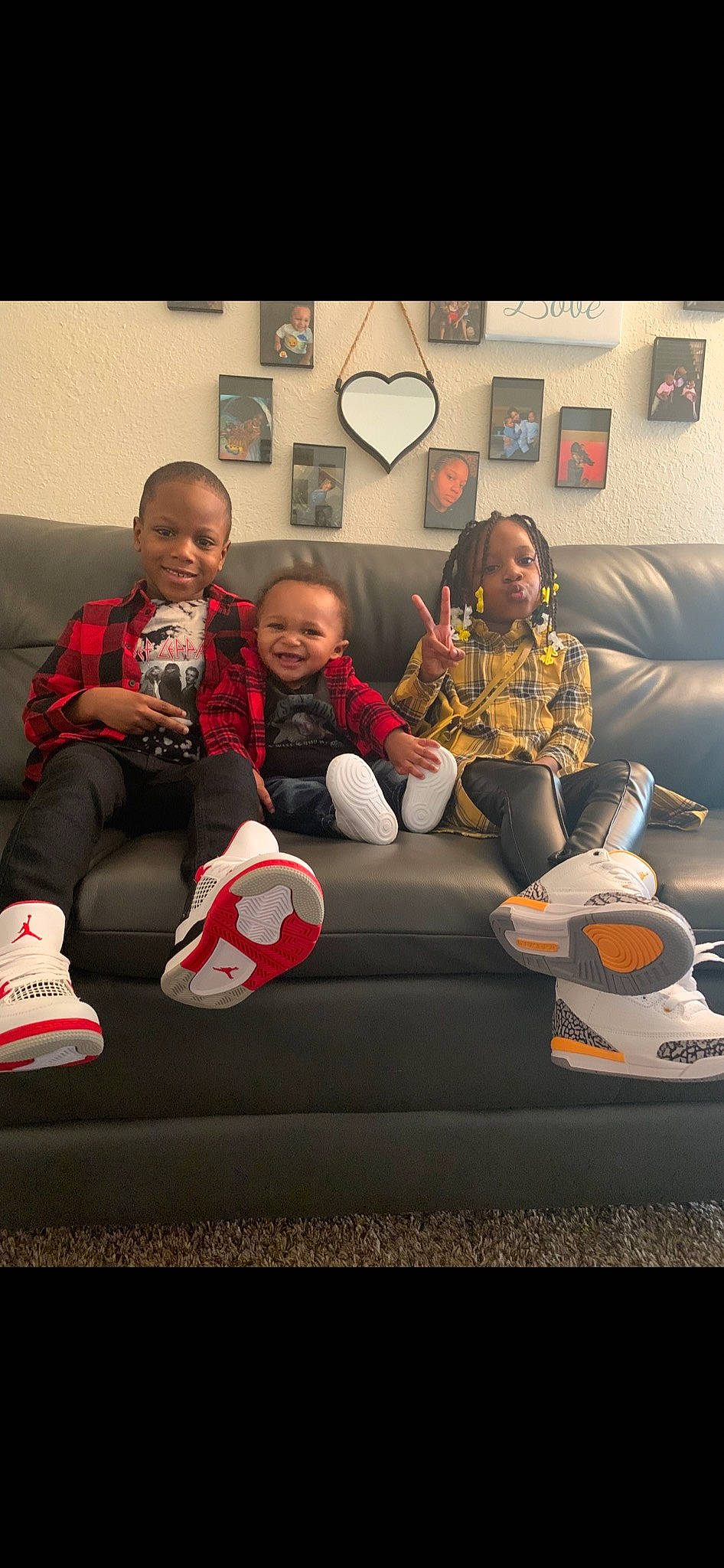 Dontez is registered to the contest to win money with this photo: automotive_design, baby, boot, carmine, child, comfort, couch, event, fun, happy, joy, lap, leisure, person, room, shoe, sitting, smile, t_shirt, team
