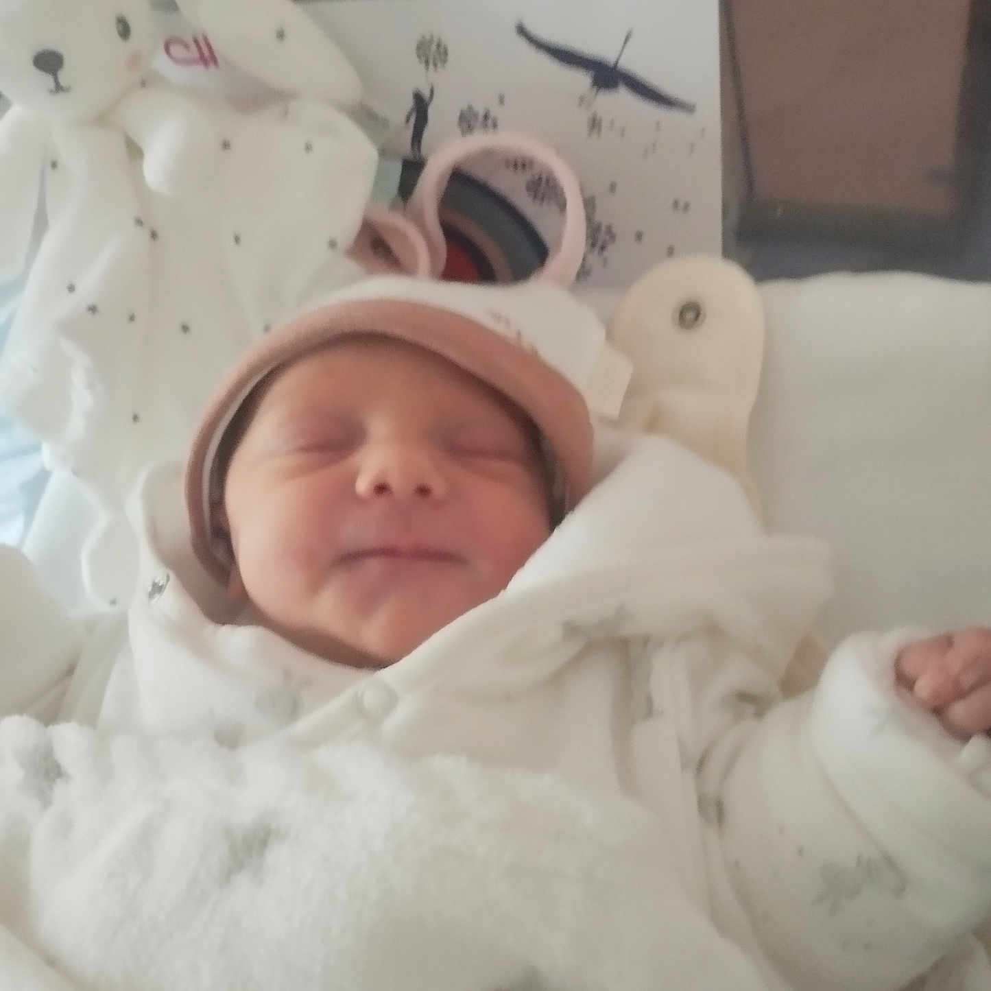 Liyana a rejoint le concours — aidez-le/la à gagner de superbes lots ! baby, baby_clothes, blanket, child, cozy, cute, hat, indoors, infant, newborn, peaceful, plush_toy, portrait, resting, sleeping, smile, soft, warm, white, wrapped