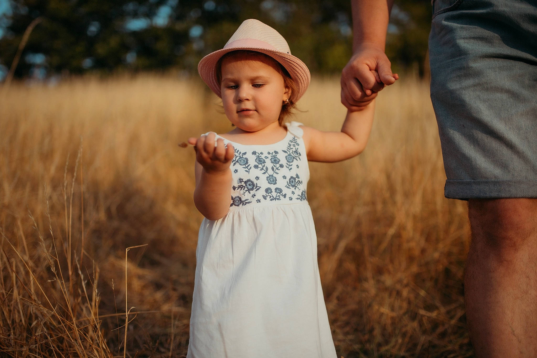 Nadine a rejoint le concours — aidez-le/la à gagner de superbes lots ! finger, flash_photography, gesture, grass, grassland, hand, happy, hat, headwear, landscape, leaf, meadow, people_in_nature, person, plant, shoulder, sleeve, standing, sun_hat, sunlight