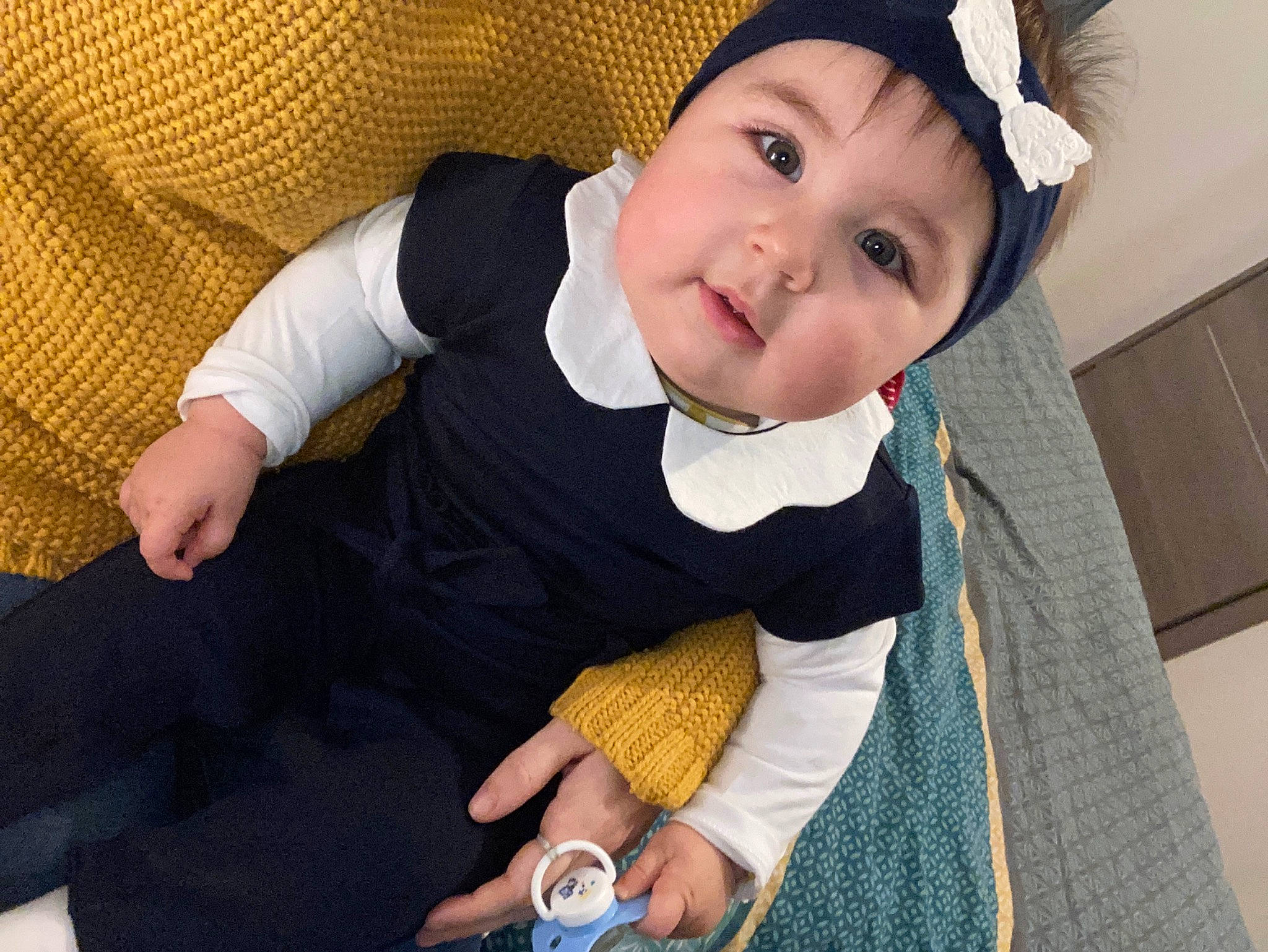 Mya a rejoint le concours — aidez-le/la à gagner de superbes lots ! baby, baby_products, baby_toddler_clothing, bow_tie, cheek, child, collar, comfort, dress_shirt, eye, face, happy, hat, head, headwear, outerwear, pattern, person, sitting, sleeve