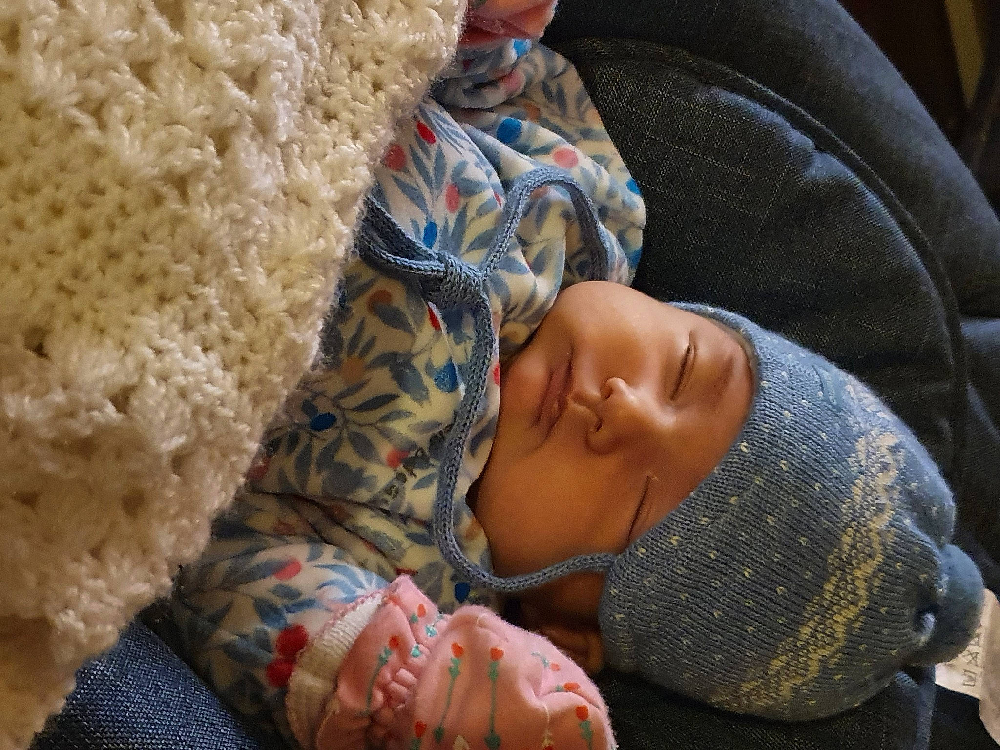 Maelle participe au concours pour gagner de l'argent avec cette photo : baby, baby_products, baby_sleeping, baby_toddler_clothing, bedding, bedtime, child, comfort, headwear, linens, nap, pattern, person, room, sitting, sleep, sleeve, textile, toddler, tree