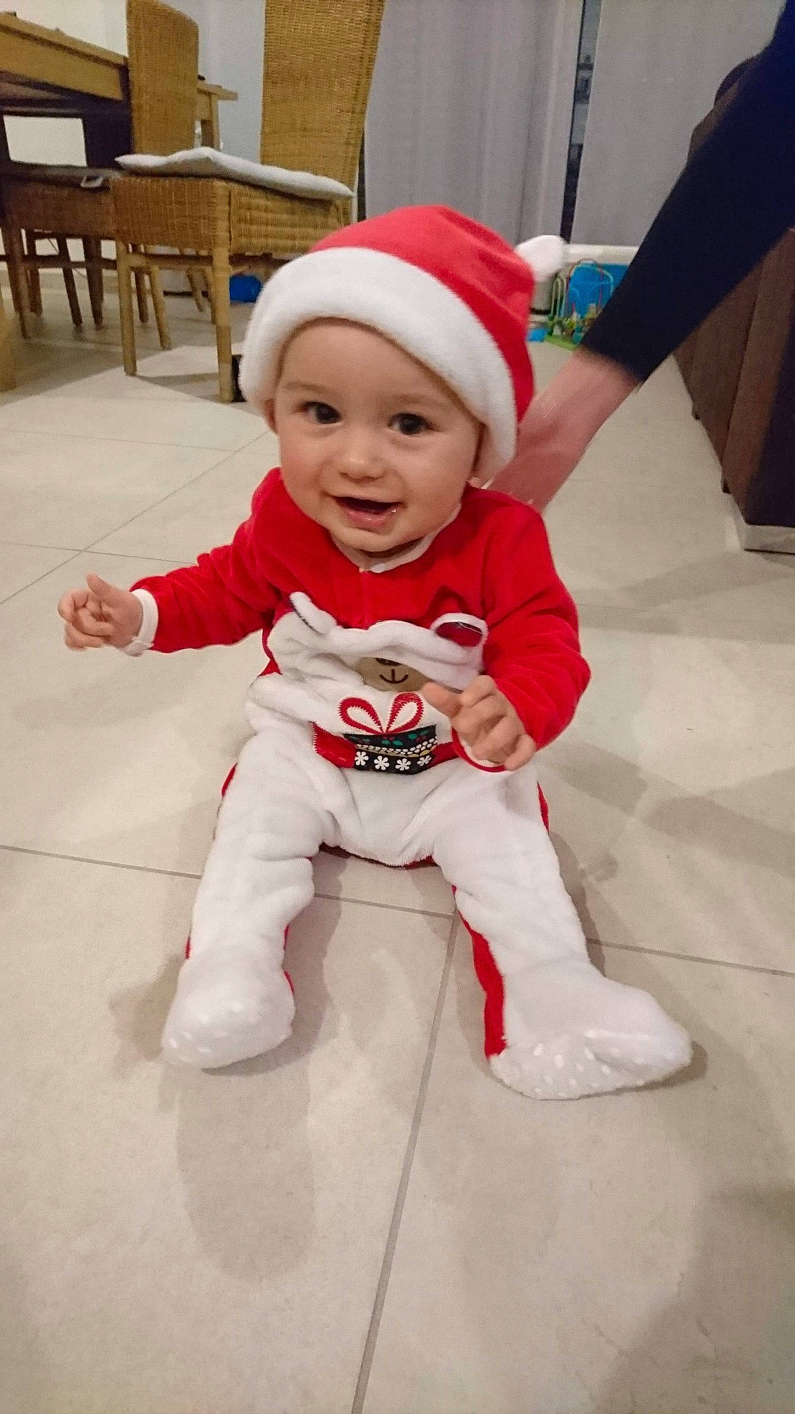 Lubin participe au concours pour gagner de l'argent avec cette photo : child, costume, day, floor, flooring, fun, girl, headgear, headwear, infant, joy, outerwear, person, product, red, skin, smile, textile, toddler, white