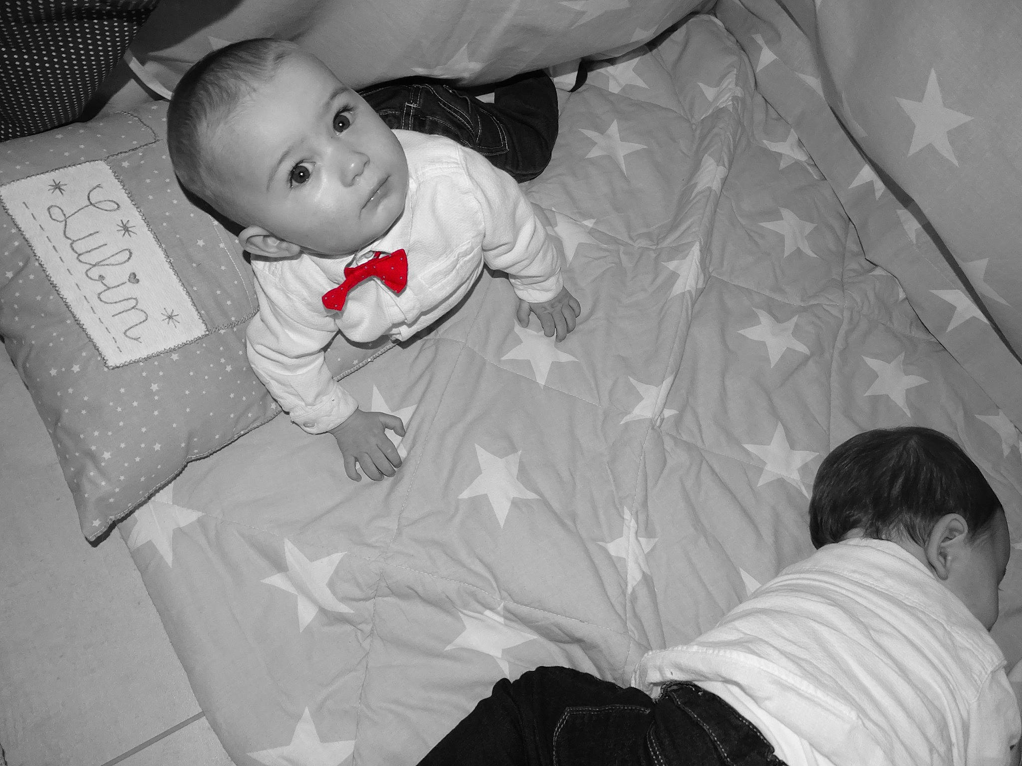 Lubin a rejoint le concours — aidez-le/la à gagner de superbes lots ! black, black_and_white, boy, child, day, eye, girl, infant, monochrome, monochrome_photography, nose, person, photograph, photography, sitting, skin, smile, snapshot, toddler, white