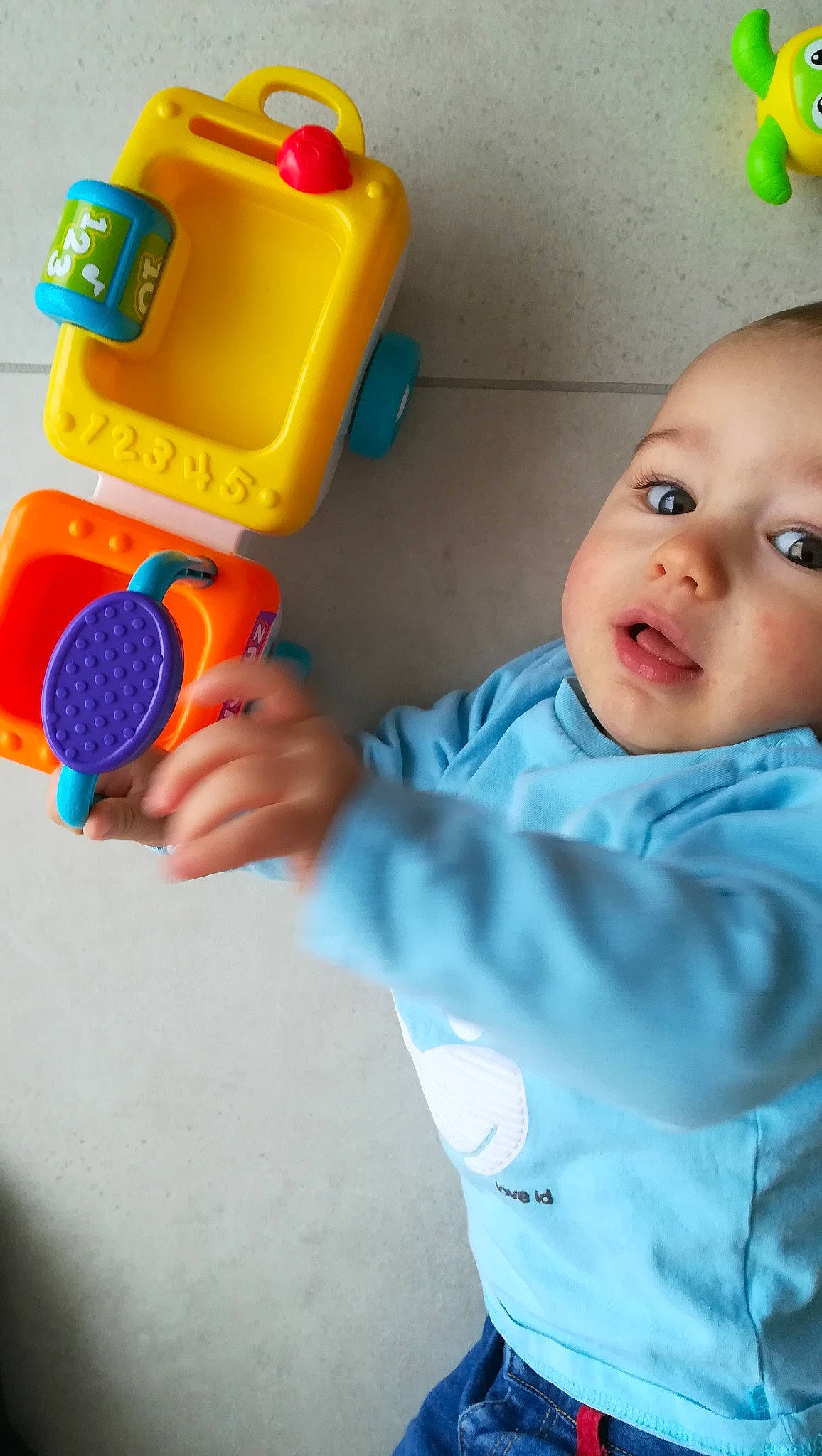 Lubin a rejoint le concours — aidez-le/la à gagner de superbes lots ! baby_products, blue, child, fun, infant, person, play, product, smile, toddler, toy, yellow