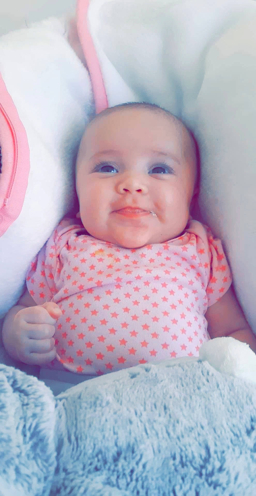 Myriam participe au concours pour gagner de l'argent avec cette photo : baby, baby_making_funny_faces, cheek, child, eye, face, head, iris, lip, mouth, nose, person, pink, portrait_photography, skin, smile, toddler