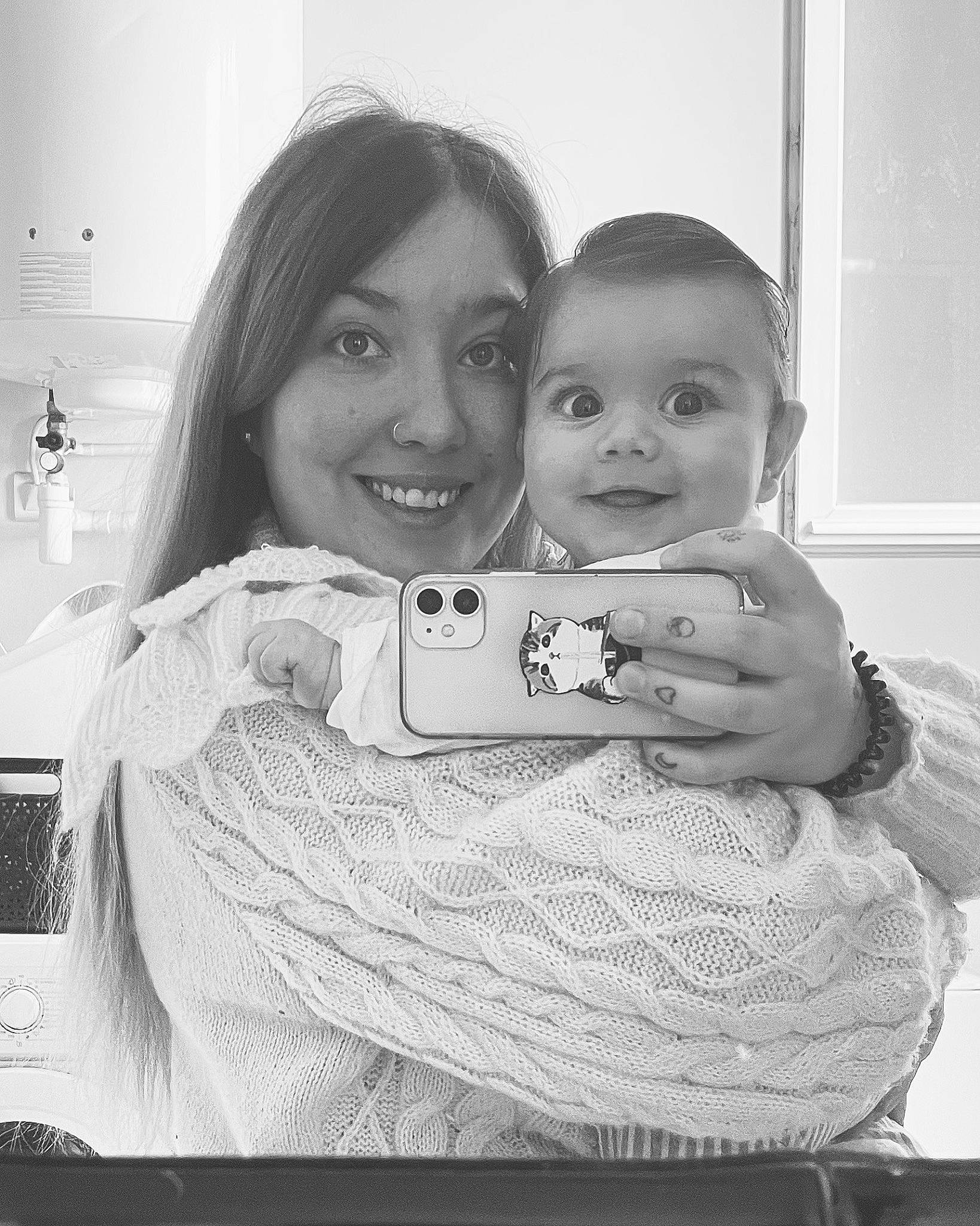 Lino participe au concours pour gagner de l'argent avec cette photo : beauty, black_and_white, cheek, event, face, facial_expression, flash_photography, fun, gesture, happy, interaction, iris, joy, monochrome, monochrome_photography, person, sitting, smile, standing, style