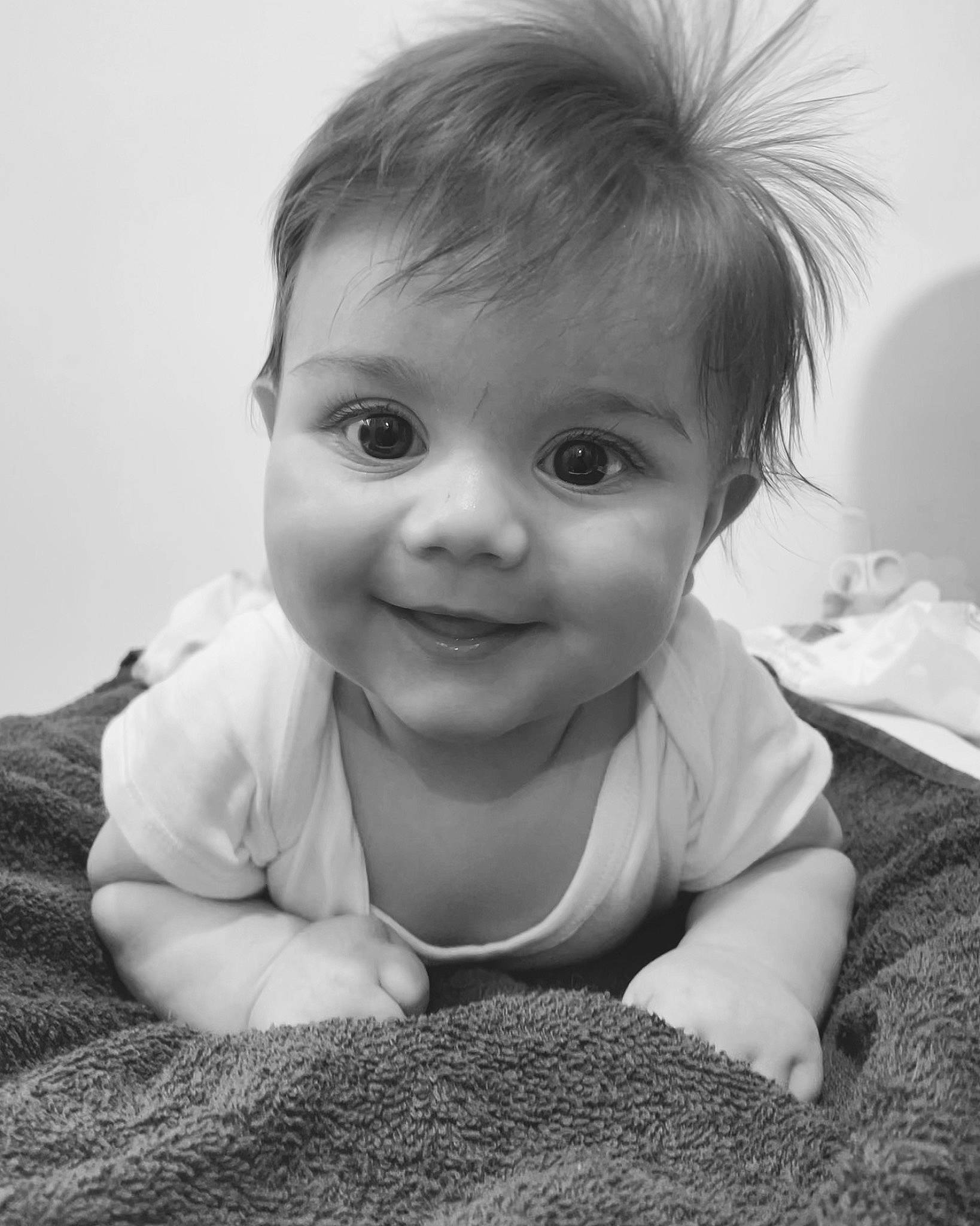 Lino a rejoint le concours — aidez-le/la à gagner de superbes lots ! baby, baby_toddler_clothing, black_and_white, cheek, child, close_up, comfort, eye, eyebrow, flash_photography, flooring, grey, happy, iris, joy, monochrome, monochrome_photography, nose, person, skin