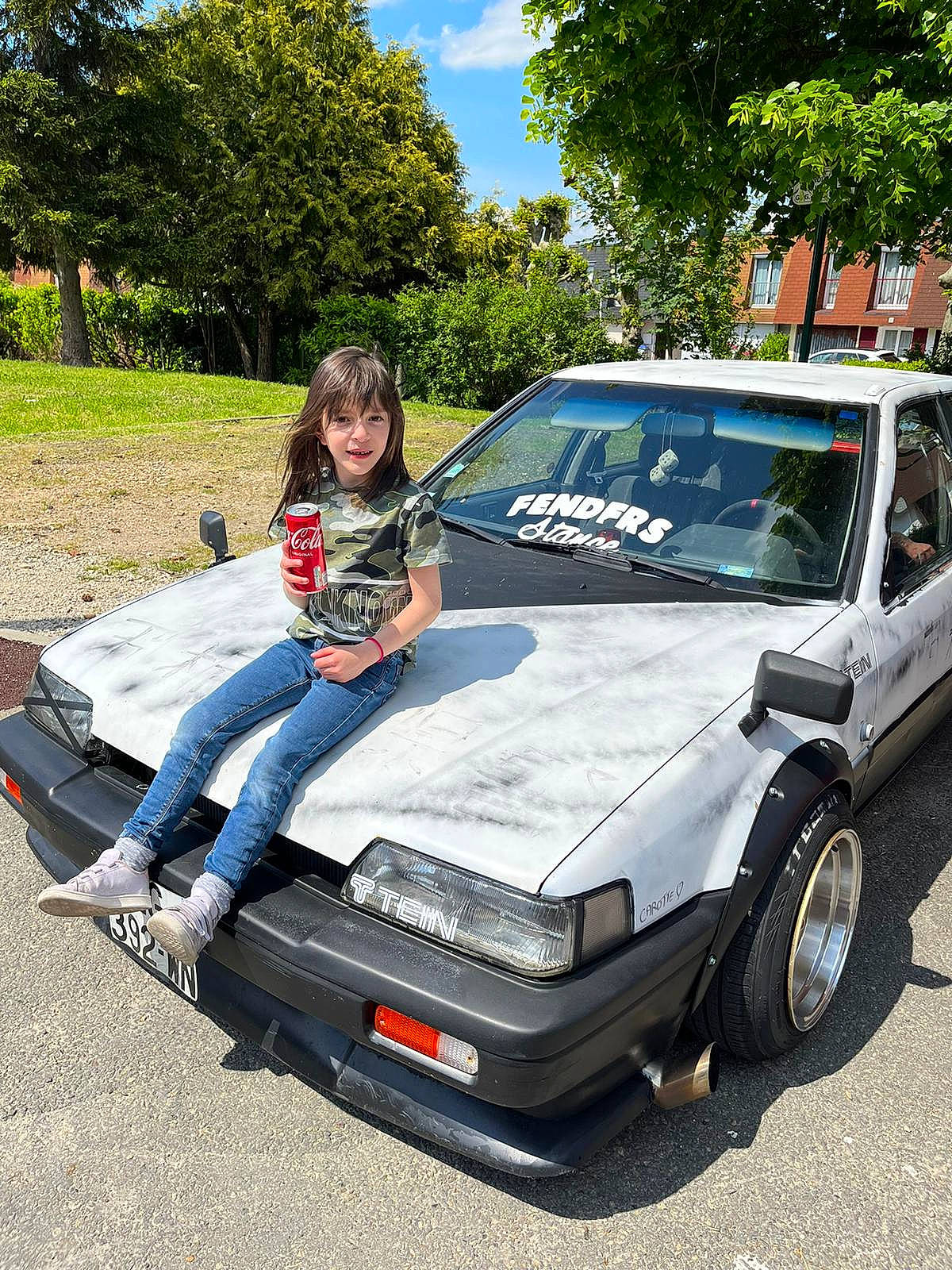 Lilou participe au concours pour gagner de l'argent avec cette photo : alloy_wheel, automotive_design, automotive_exterior, automotive_wheel_system, car, classic_car, cloud, hardtop, hood, motor_vehicle, person, personal_luxury_car, plant, rim, sky, tire, tree, vehicle, vehicle_registration_plate, wheel