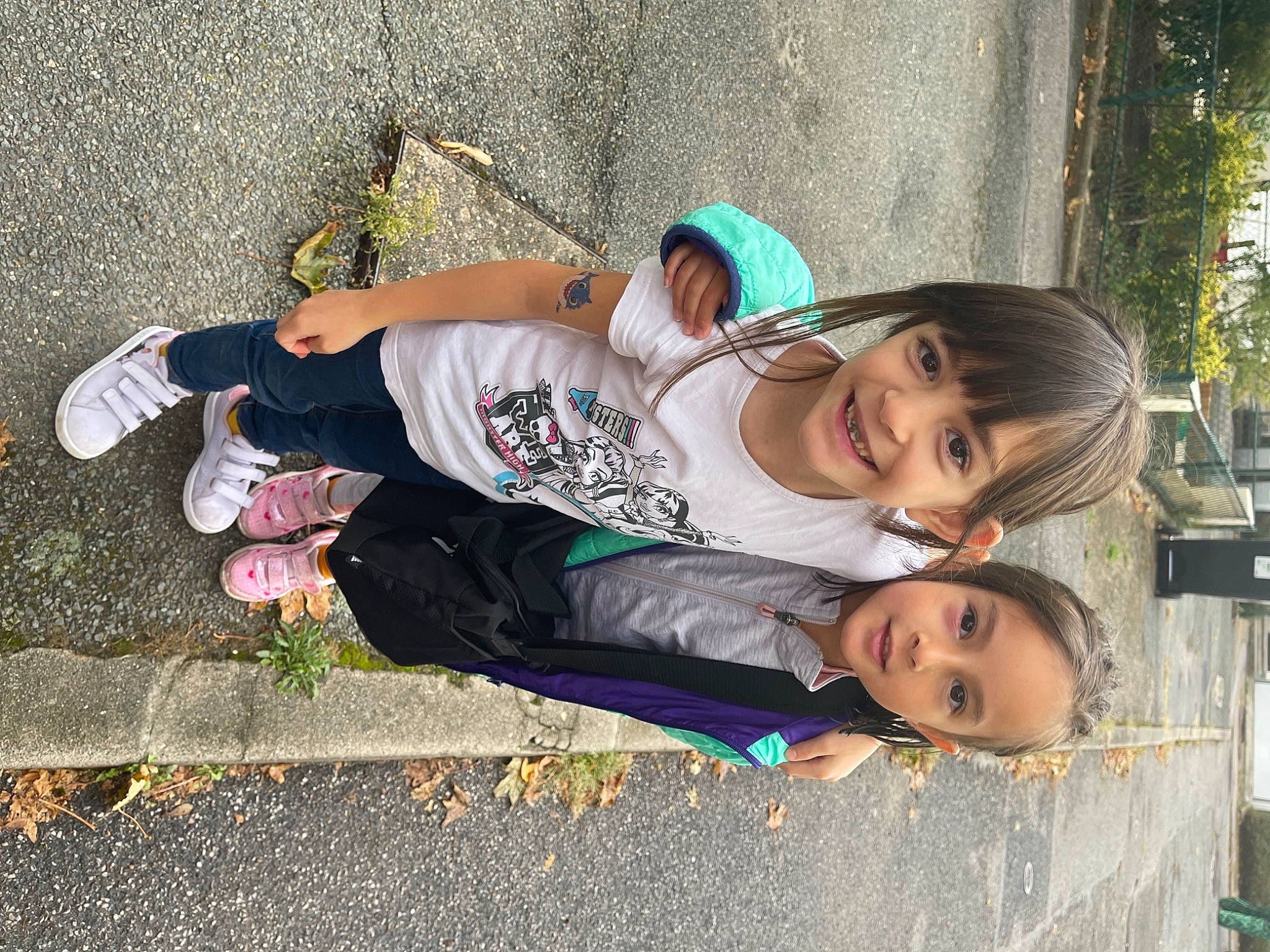 Lilou a rejoint le concours — aidez-le/la à gagner de superbes lots ! asphalt, child, city, concrete, fun, grass, happy, joy, leisure, pedestrian, person, recreation, road, road_surface, sidewalk, sitting, smile, street, thigh, toddler