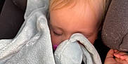 Lana a rejoint le concours — aidez-le/la à gagner de superbes lots ! baby, blanket, blue, car_seat, child, clothing, comfort, cozy, hair, hand, indoors, nap, pacifier, pink, relaxing, seat_belt, sleeping, soft_toy, stuffed_animal, toddler