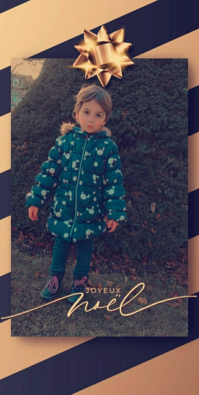 Zoe participe au concours pour gagner de l'argent avec cette photo : autograph, baby_toddler_clothing, craft, creative_arts, fictional_character, paper, paper_product, pattern, person, signature, sleeve, vintage_clothing