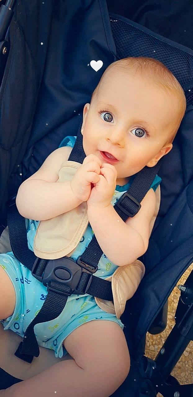 Ayden participe au concours pour gagner de l'argent avec cette photo : arm, azure, baby_toddler_clothing, blue, cheek, cool, eye, finger, flash_photography, gesture, hand, human_body, iris, joint, mouth, muscle, nose, person, skin, sleeve