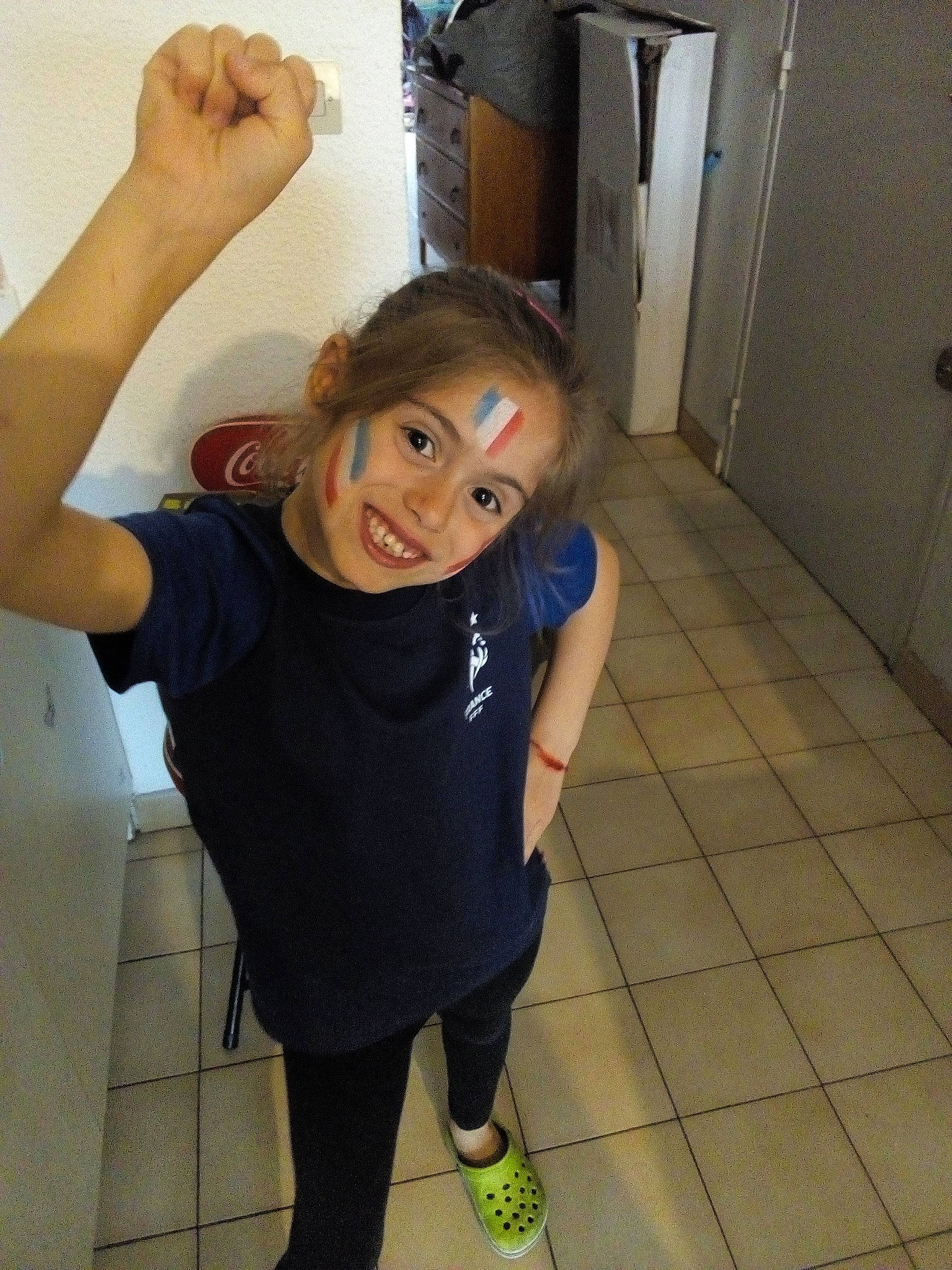 Aurélia participe au concours pour gagner de l'argent avec cette photo : arm, child, gesture, joint, joy, leg, person, shoulder, standing, toddler