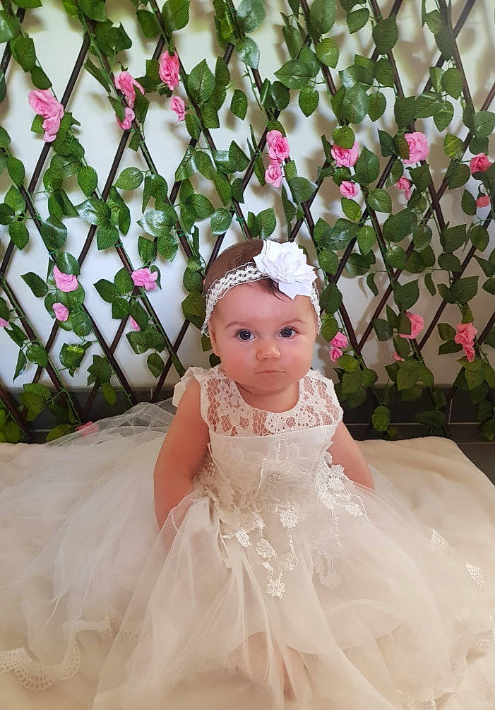 Anaë participe au concours pour gagner de l'argent avec cette photo : bridal_clothing, bridal_party_dress, bridal_veil, dress, embellishment, eye, flower, gown, happy, head, headgear, headpiece, headwear, person, petal, pink, plant, textile, toy, veil