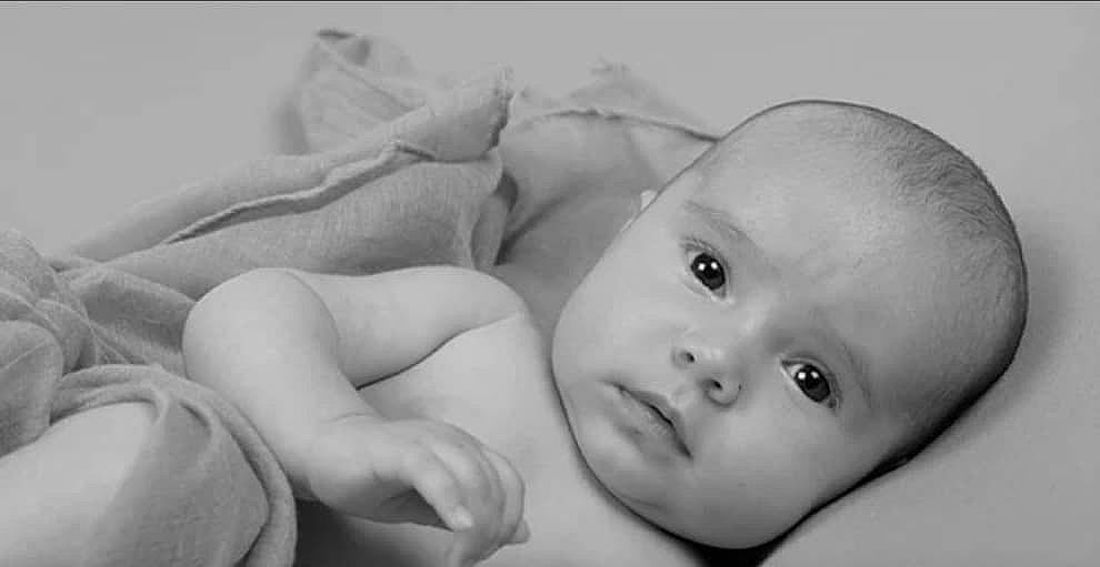 Kelya participe au concours pour gagner de l'argent avec cette photo : black_and_white, cheek, child, close_up, eye, face, hand, head, infant, lip, monochrome, monochrome_photography, mouth, nose, person, photograph, photography, portrait_photography, skin, smile