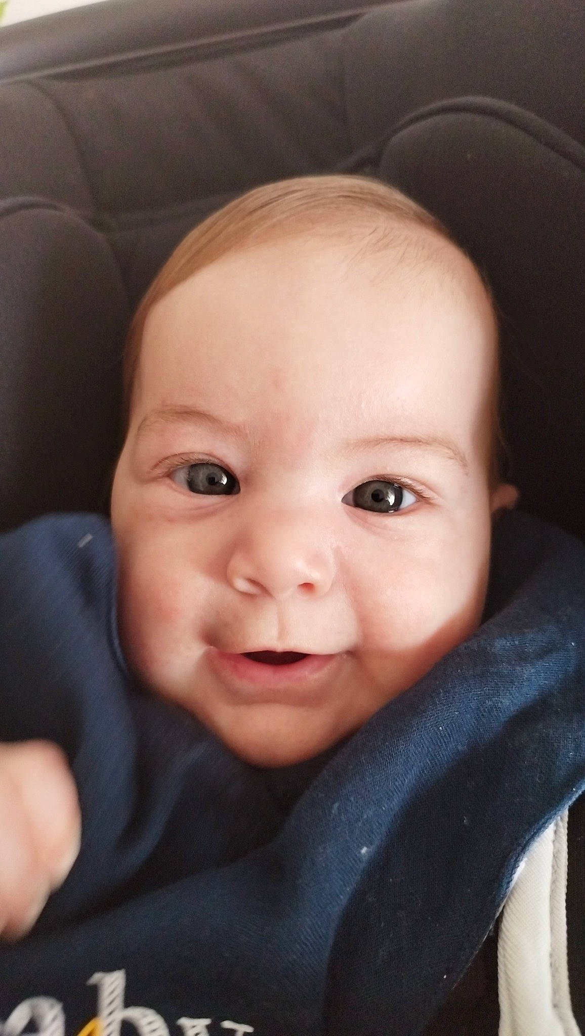 Lylou a rejoint le concours — aidez-le/la à gagner de superbes lots ! auto_part, baby, car_seat, cheek, close_up, comfort, ear, eyelash, finger, flash_photography, iris, jaw, lip, mouth, no_expression, nose, person, sitting, skin, smile