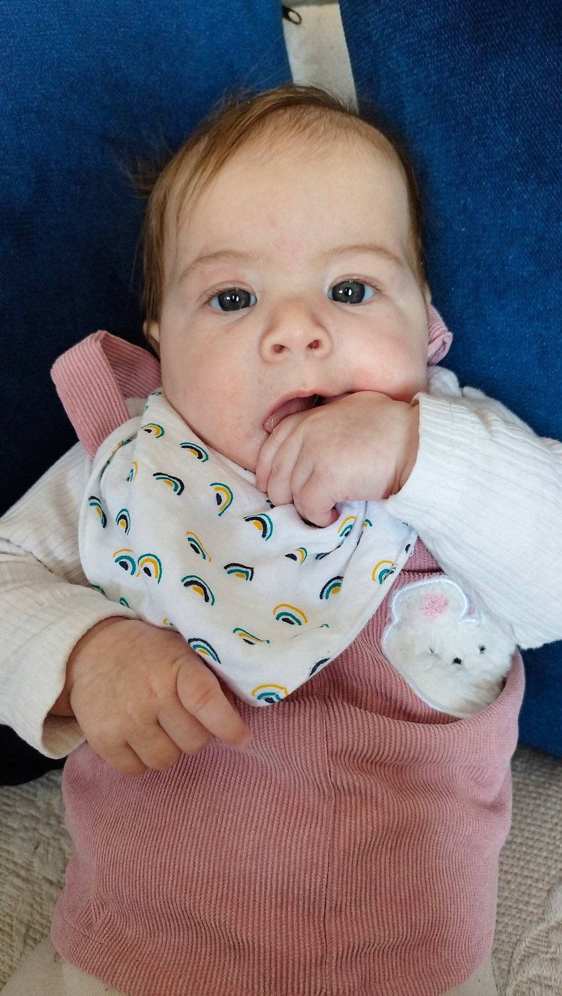 Lylou participe au concours pour gagner de l'argent avec cette photo : baby, baby_toddler_clothing, cheek, child, collar, comfort, dress_shirt, eye, face, finger, iris, linens, lip, nose, pattern, person, sitting, skin, sleeve, textile