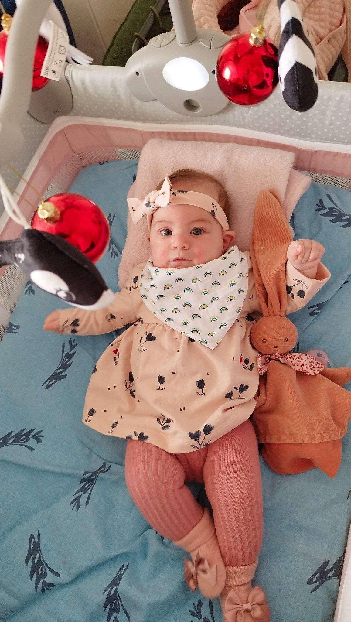Lylou participe au concours pour gagner de l'argent avec cette photo : baby, baby_products, baby_safety, baby_toddler_clothing, child, comfort, fun, happy, hat, headwear, linens, pattern, peach, person, pink, room, sitting, sleeve, stuffed_toy, textile