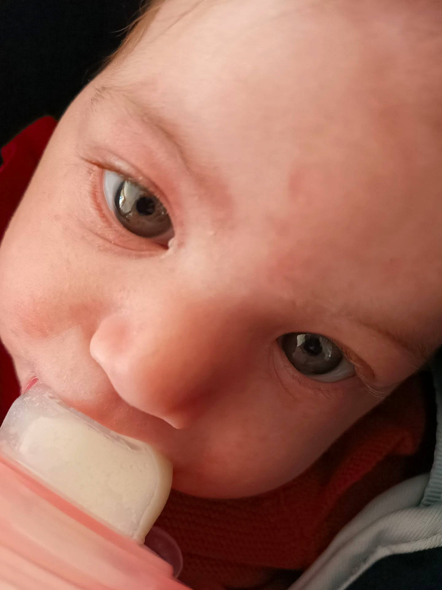 Lylou a rejoint le concours — aidez-le/la à gagner de superbes lots ! baby, cheek, close_up, ear, eye, eyebrow, eyelash, face, finger, gesture, happy, iris, jaw, lip, mouth, nail, nose, person, skin, thumb