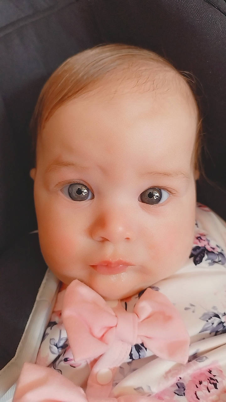 Lylou participe au concours pour gagner de l'argent avec cette photo : baby, baby_toddler_clothing, cheek, chin, ear, eyebrow, eyelash, finger, flash_photography, fun, gesture, happy, iris, lip, mouth, nail, nose, person, skin, thumb