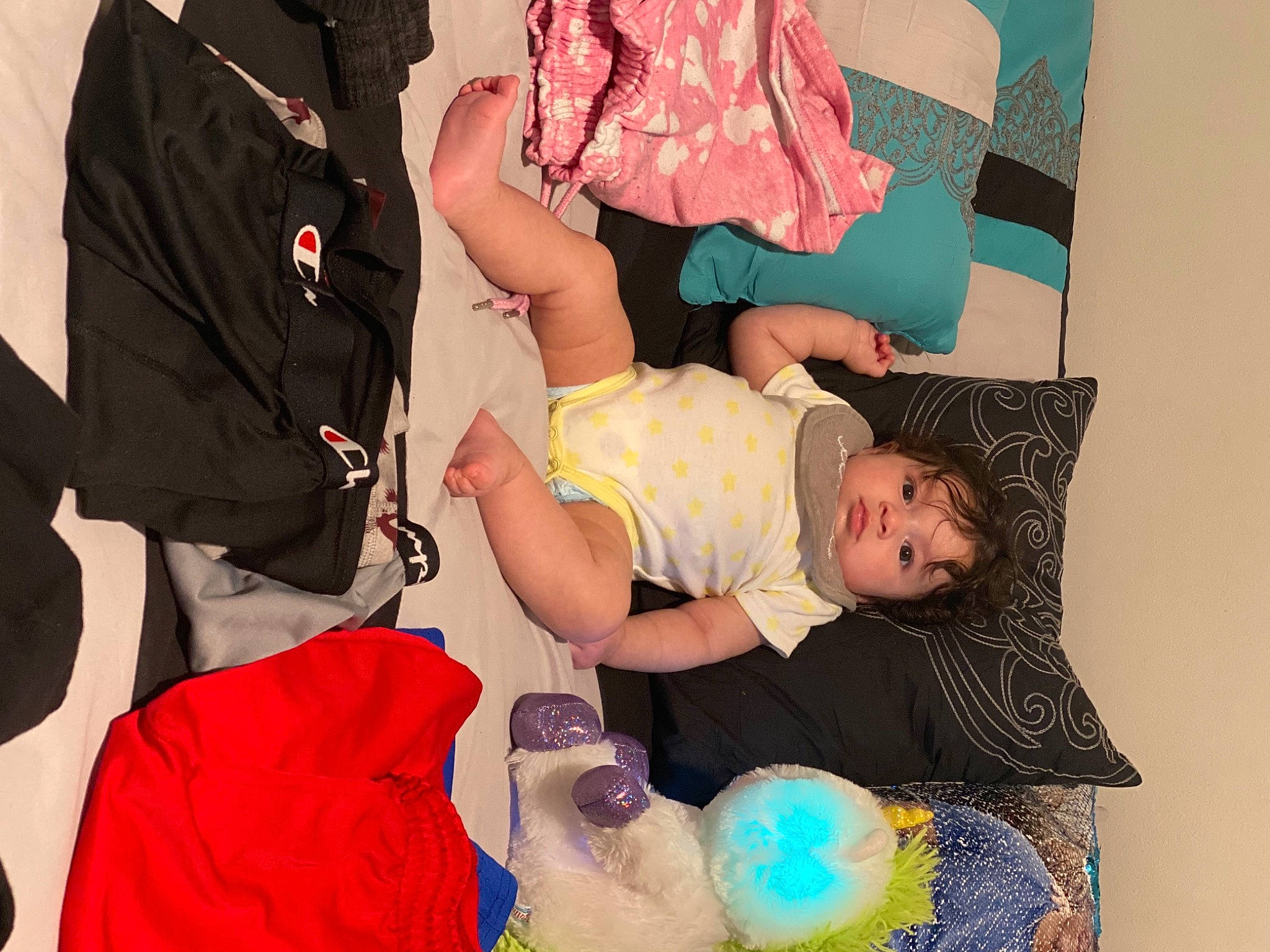 Araceli is registered to the contest to win money with this photo: baby, baby_products, child, comfort, event, fun, green, happy, hat, human_leg, knee, leisure, magenta, pattern, person, shorts, sitting, sleeve, t_shirt, thigh