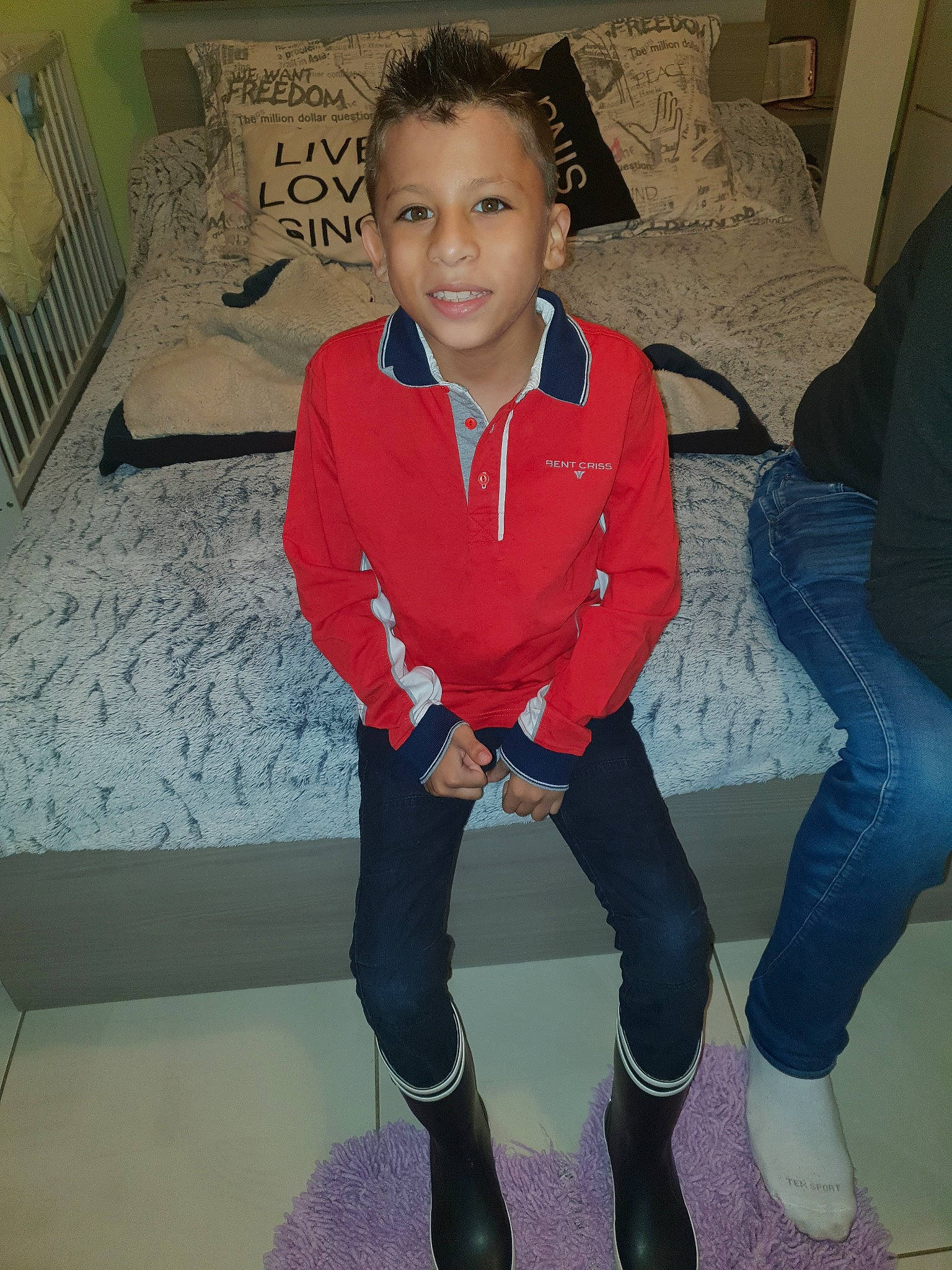 Lucas a rejoint le concours — aidez-le/la à gagner de superbes lots ! boy, child, clothing, day, fashion_accessory, footwear, fun, girl, jeans, lady, leg, outerwear, person, pink, red, shoulder, skin, smile, snapshot, standing