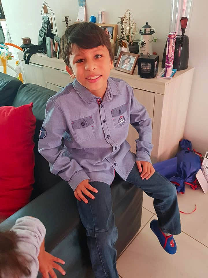 Lucas a rejoint le concours — aidez-le/la à gagner de superbes lots ! arm, boy, child, footwear, fun, girl, joy, leg, outerwear, person, product, shoulder, sitting, smile, standing, textile, toddler