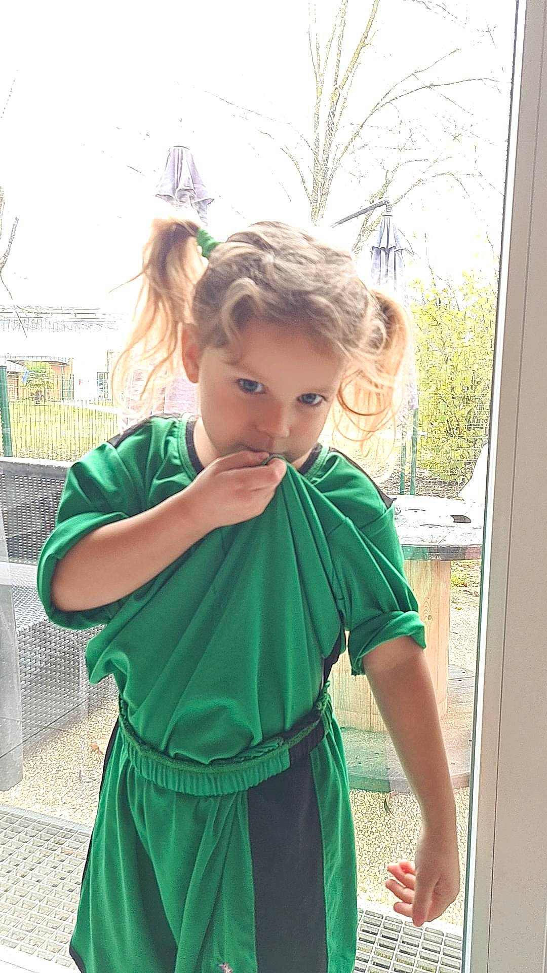 Louane participe au concours pour gagner de l'argent avec cette photo : arm, blond, child, eyewear, fashion_design, fun, grass, hairstyle, happy, leisure, people_in_nature, person, recreation, shoulder, sky, sleeve, standing, street_fashion, toddler, tree