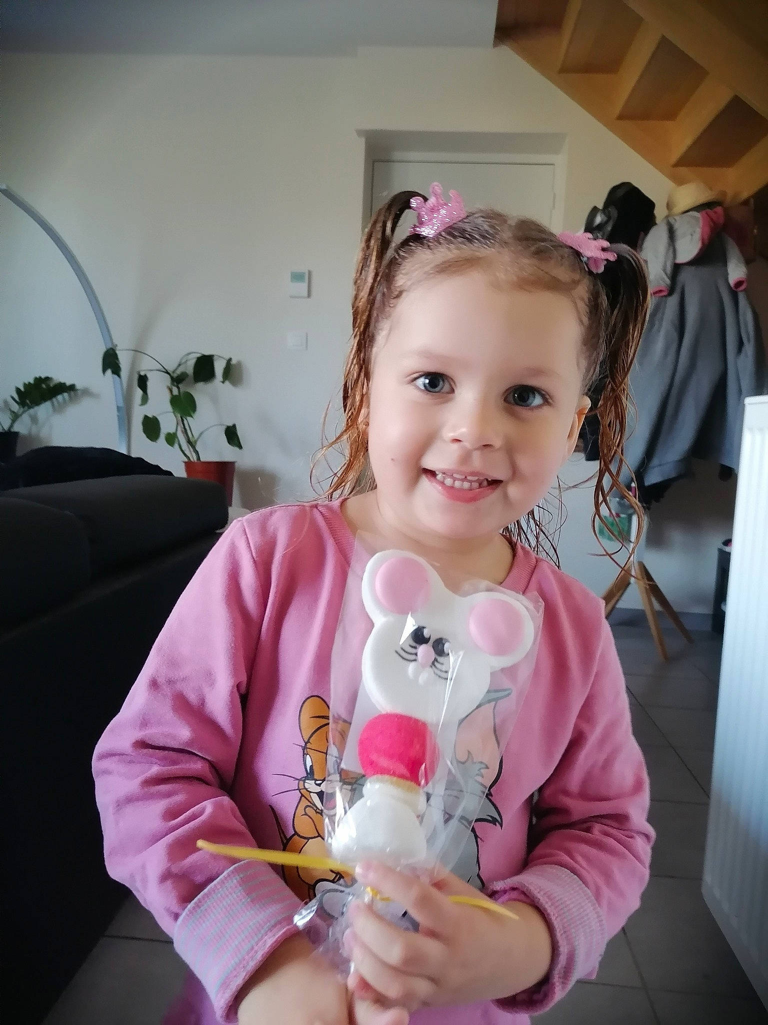 Louane participe au concours pour gagner de l'argent avec cette photo : baby_toddler_clothing, child, cool, fashion_accessory, fun, happy, jewellery, joy, magenta, neck, necklace, outerwear, person, pink, plant, product, skin, sleeve, smile, t_shirt