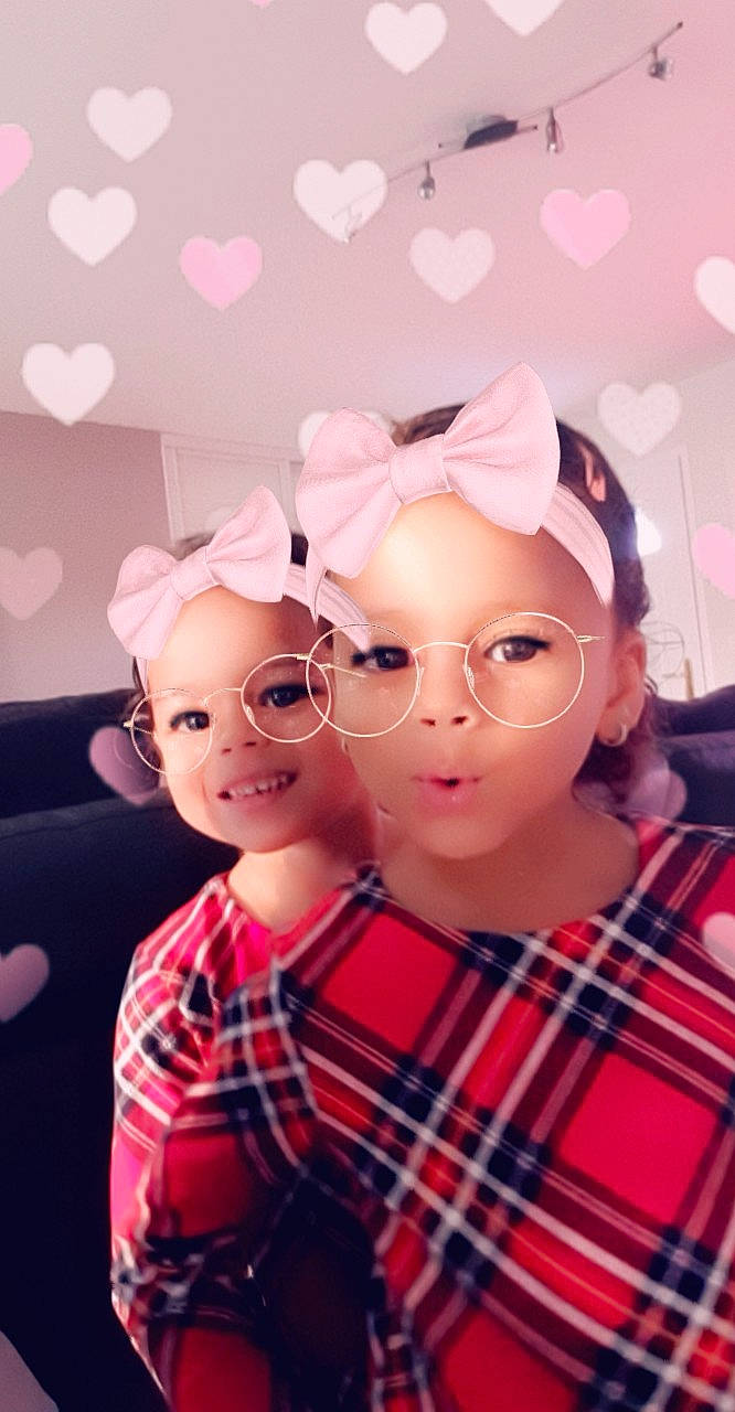 Julie Et Sophie a rejoint le concours — aidez-le/la à gagner de superbes lots ! beauty, child, daughter, fun, girl, human_hair_color, joy, magenta, organ, person, pink, product, red, skin, smile, toddler