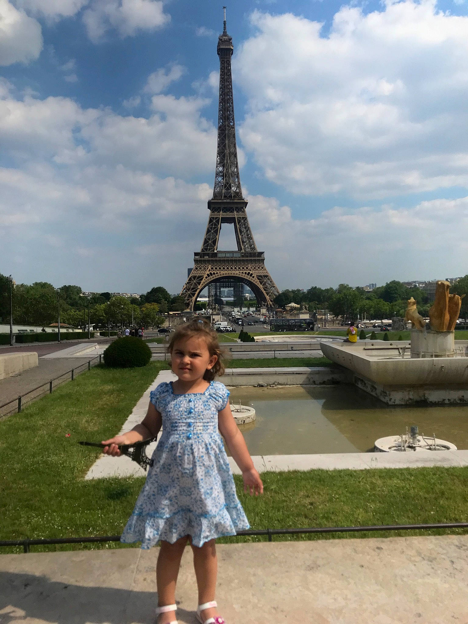 Eliza a rejoint le concours — aidez-le/la à gagner de superbes lots ! beauty, blue, building, cloud, fun, grass, happy, infrastructure, landmark, leisure, monument, person, pole, public_space, sky, street_fashion, toddler, tourism, tower, travel