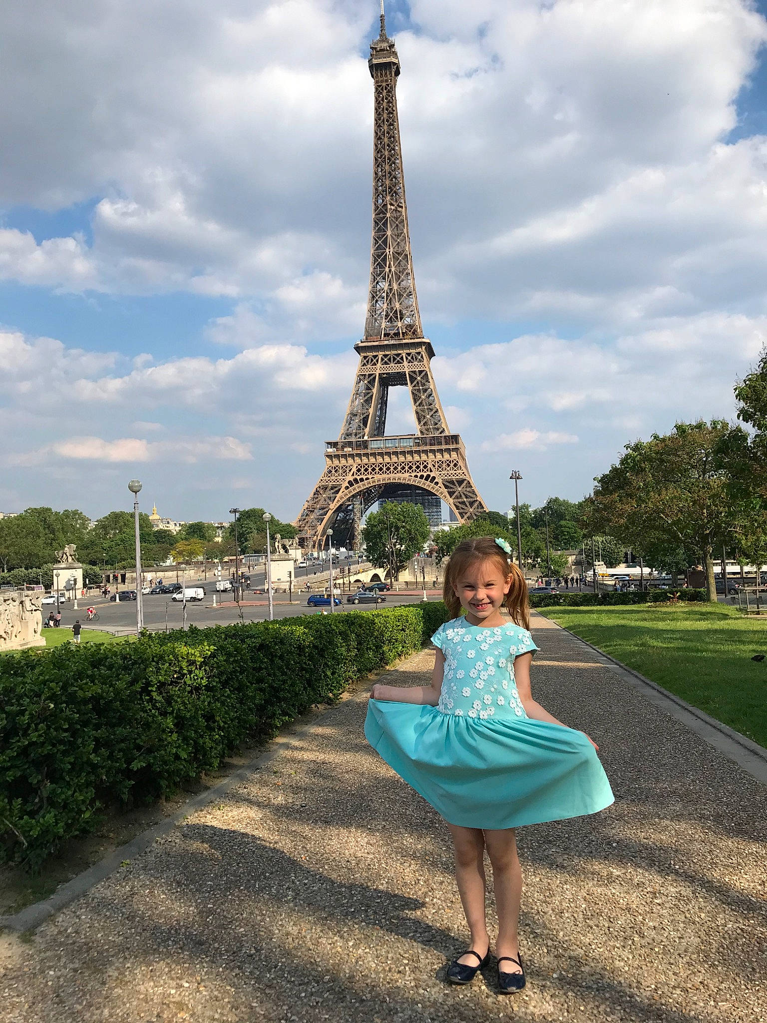 Amelia Julia participe au concours pour gagner de l'argent avec cette photo : city, cloud, fun, grass, happy, human_body, joy, leisure, monument, nature, people_in_nature, person, plant, public_space, recreation, sky, spire, tourism, tower, travel