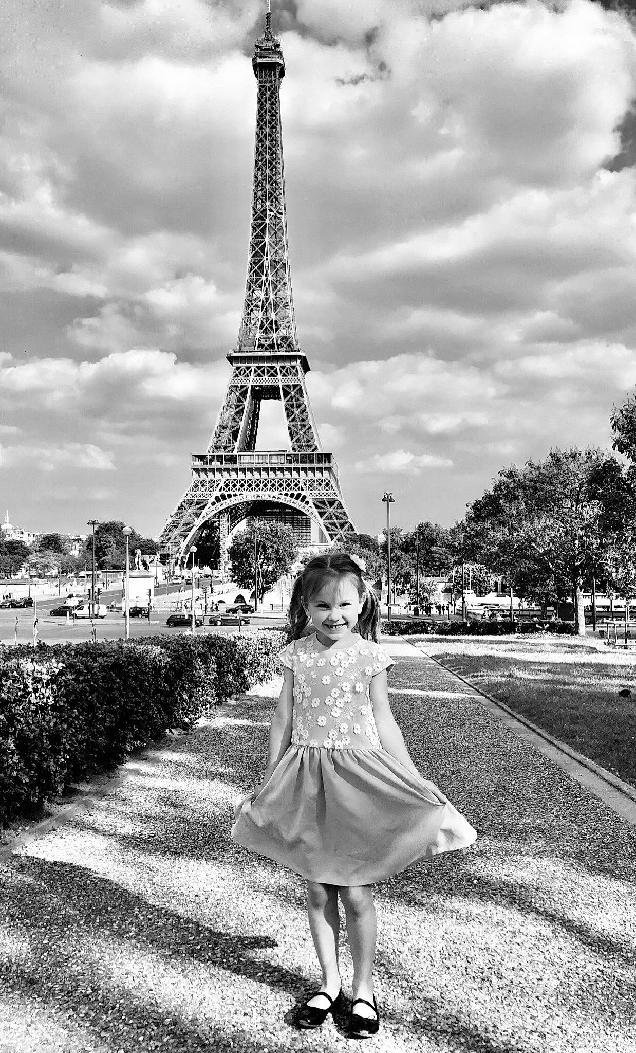 Amelia Julia a rejoint le concours — aidez-le/la à gagner de superbes lots ! black, black_and_white, city, cloud, daytime, happy, human_body, infrastructure, joy, monochrome_photography, people_in_nature, person, plant, public_space, sky, snapshot, street_fashion, style, symmetry, tower