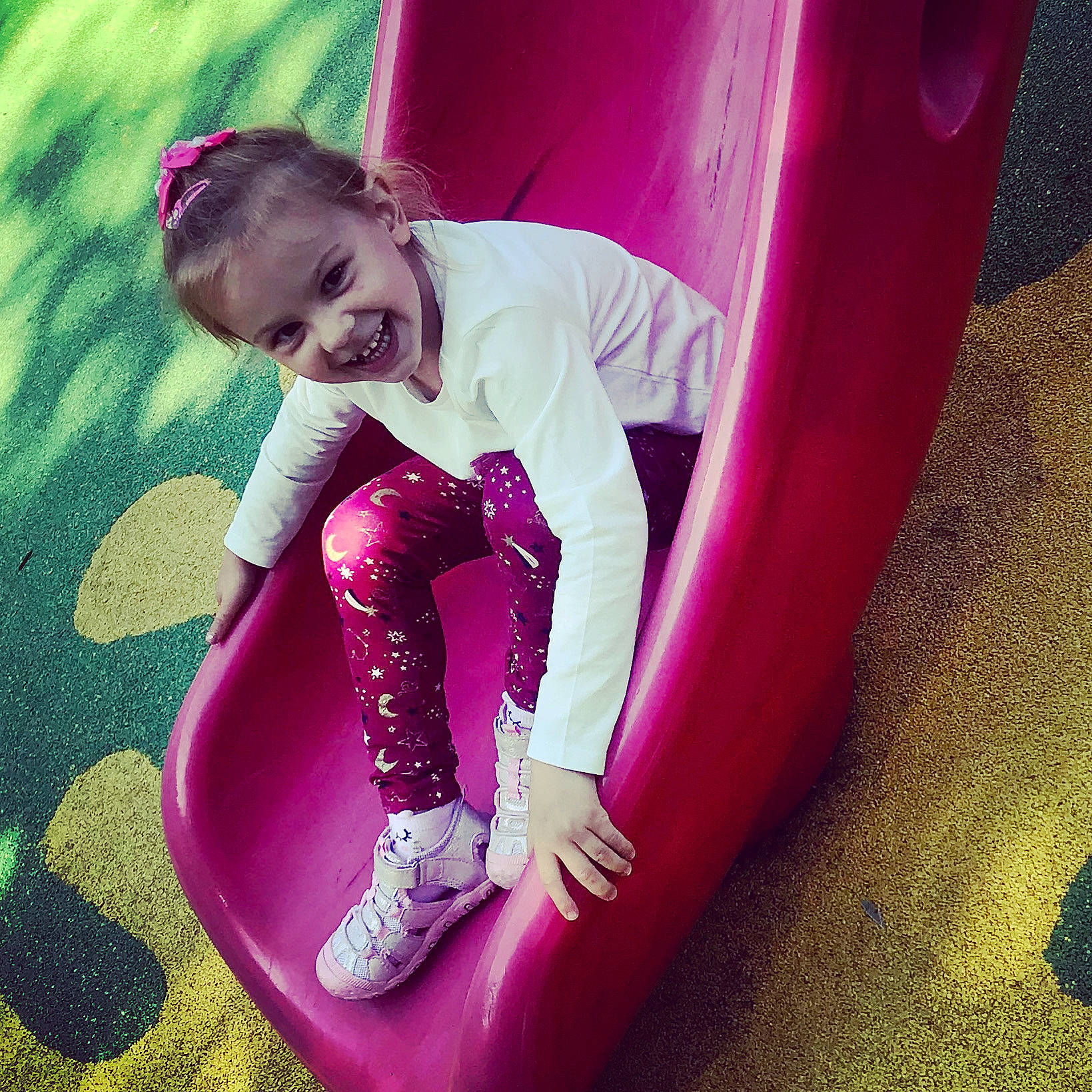 Amelia Julia a rejoint le concours — aidez-le/la à gagner de superbes lots ! comfort, facial_expression, floor, flooring, grass, happy, human_body, joy, knee, leg, leisure, magenta, person, pink, playground, purple, recreation, red, textile, thigh