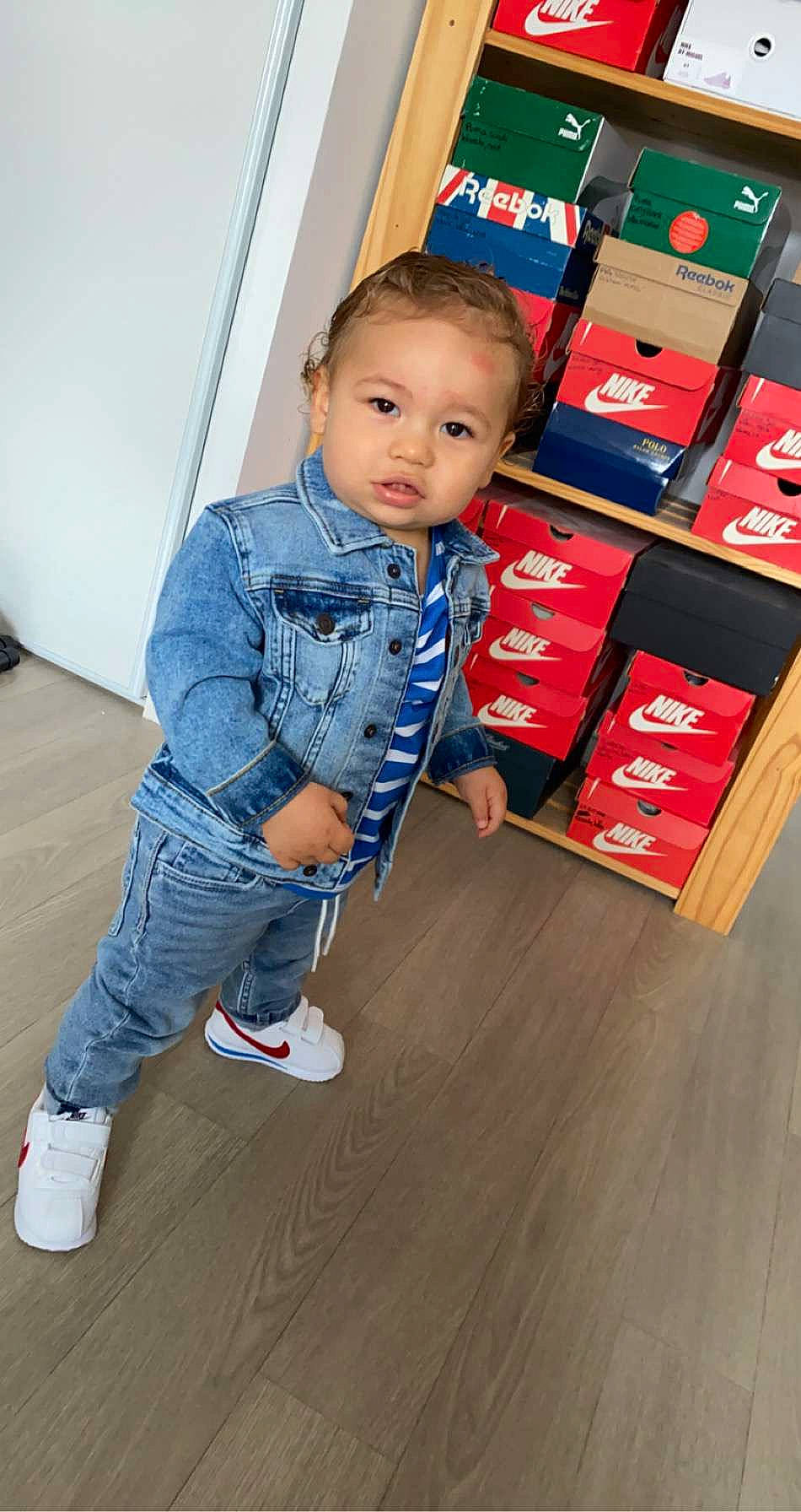 Kenzy a rejoint le concours — aidez-le/la à gagner de superbes lots ! child, denim, floor, flooring, jeans, person, play, standing, toddler