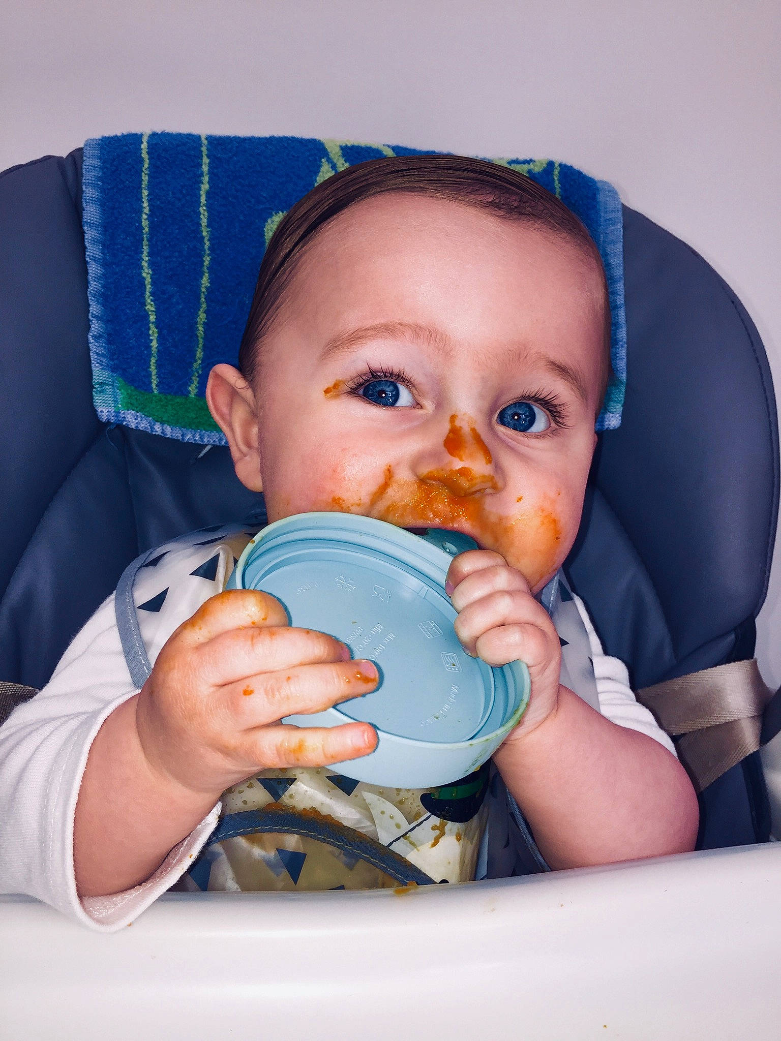 Maëlio a rejoint le concours — aidez-le/la à gagner de superbes lots ! arm, baby, baby_toddler_clothing, blue, cheek, comfort, dishware, drinkware, finger, gesture, hand, happy, head, mouth, nose, person, plastic_bottle, skin, tableware, thumb