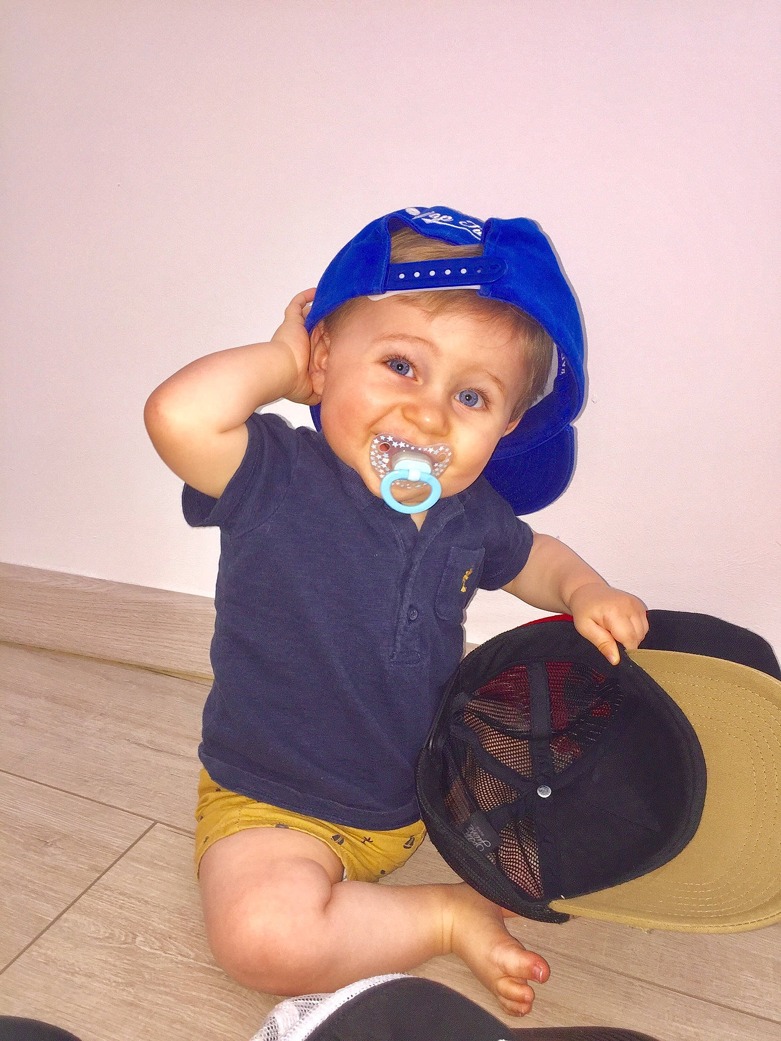 Maëlio a rejoint le concours — aidez-le/la à gagner de superbes lots ! baby_toddler_clothing, baseball_cap, cap, drum, electric_blue, finger, fun, hand, happy, hat, headgear, human_leg, idiophone, knee, membranophone, person, shorts, sleeve, sock, thigh