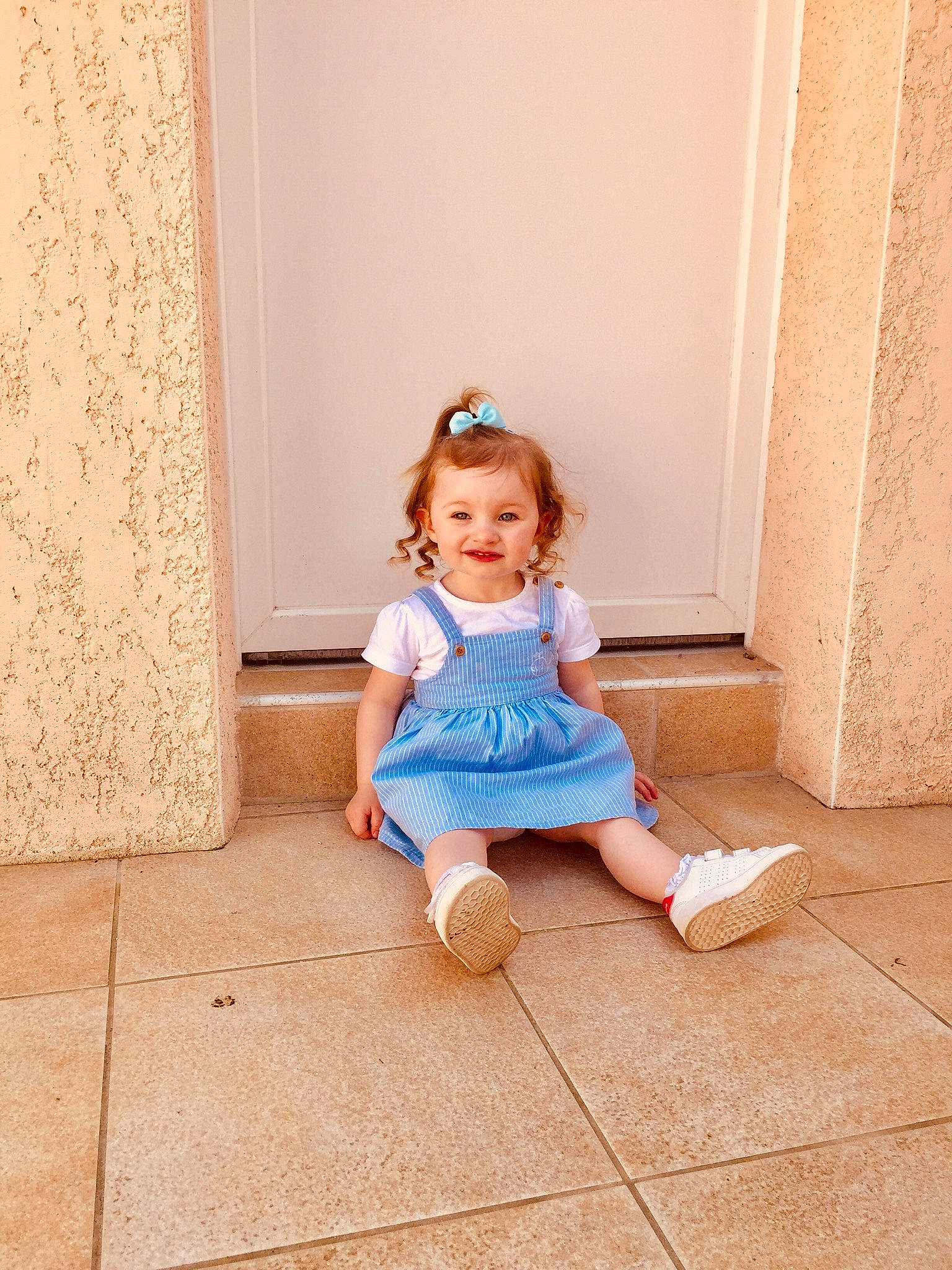 Giuliana a rejoint le concours — aidez-le/la à gagner de superbes lots ! baby_toddler_clothing, child, electric_blue, floor, flooring, foot, fun, happy, hardwood, human_leg, joint, joy, knee, magenta, pattern, person, shoe, shoulder, sitting, sleeve