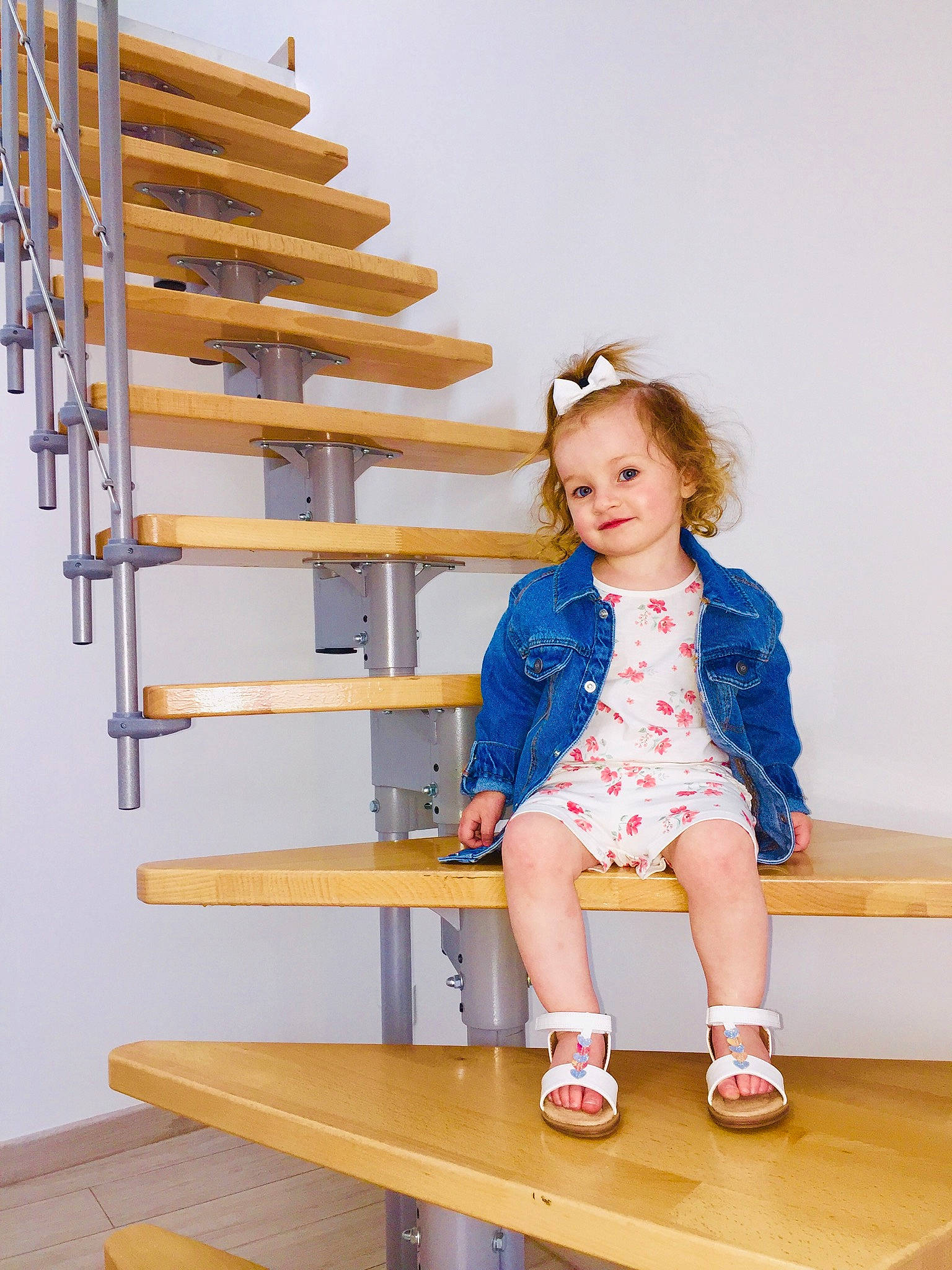 Giuliana a rejoint le concours — aidez-le/la à gagner de superbes lots ! baby_toddler_clothing, denim, electric_blue, fashion_design, happy, human_leg, joy, knee, leisure, pattern, person, room, shorts, sleeve, sock, stairs, standing, street_fashion, t_shirt, thigh