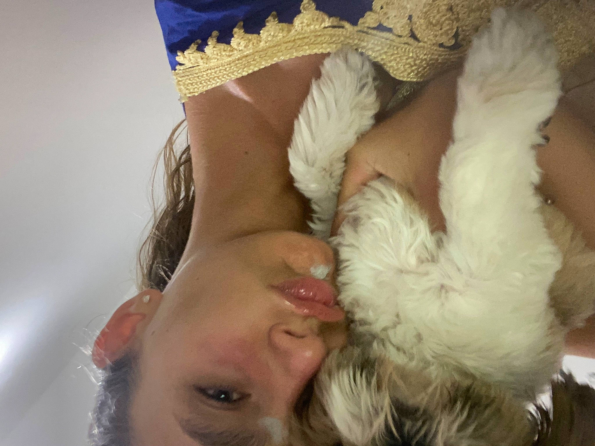 Leanna participe au concours pour gagner de l'argent avec cette photo : abdomen, companion_dog, eyelash, eyewear, fashion_accessory, feather, fur, fur_clothing, gesture, glove, happy, headgear, headpiece, jewellery, long_hair, nail, paw, person, toy_dog, trunk