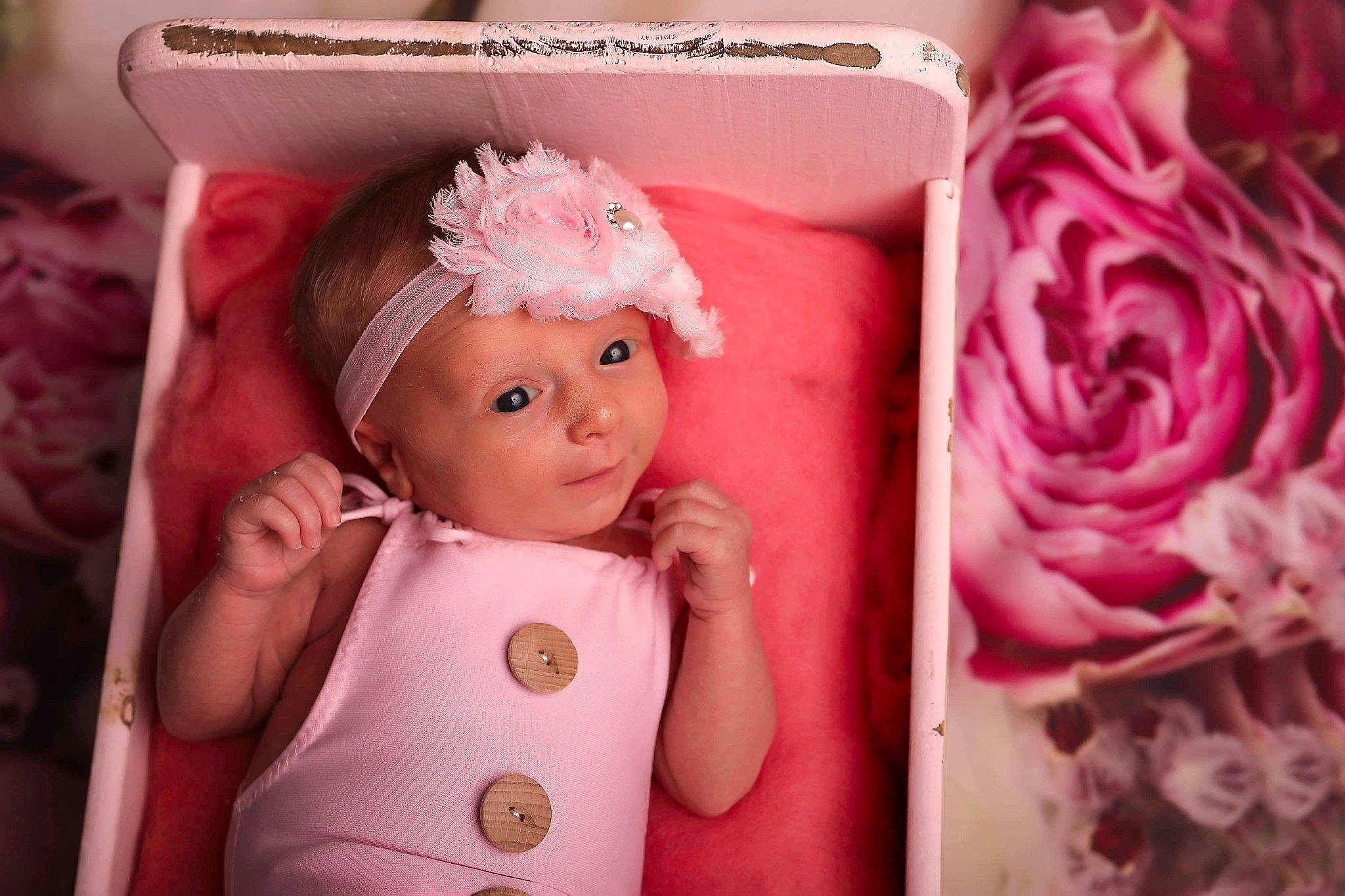 Rose participe au concours pour gagner de l'argent avec cette photo : cut_flowers, doll, fashion_accessory, flower, headpiece, headwear, hybrid_tea_rose, magenta, party_hat, pattern, peach, person, petal, pink, rectangle, room, rosa_centifolia, rose, rose_order, textile