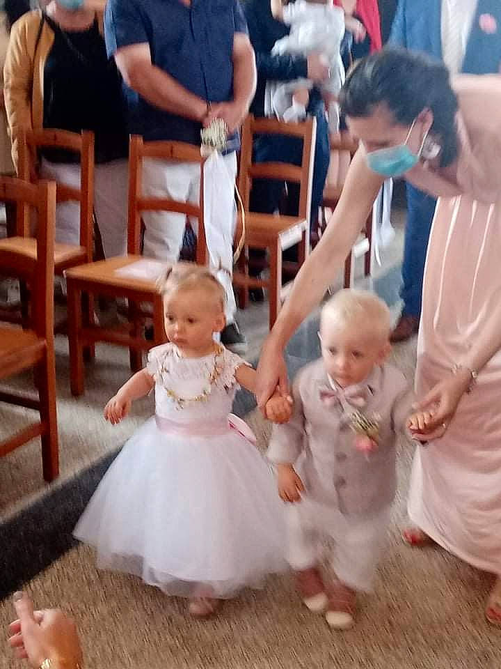 Rose a rejoint le concours — aidez-le/la à gagner de superbes lots ! arm, baby, baby_toddler_clothing, bridal_clothing, chair, child, dress, event, facial_expression, flooring, formal_wear, fun, gesture, hairstyle, hand, happy, person, photograph, toddler, wedding_dress