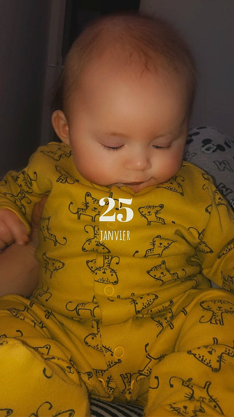 Kayla participe au concours pour gagner de l'argent avec cette photo : arm, baby_toddler_clothing, cheek, chin, ear, eye, eyebrow, forehead, hairstyle, hand, head, human_body, lip, mouth, muscle, neck, nose, organ, person, skin