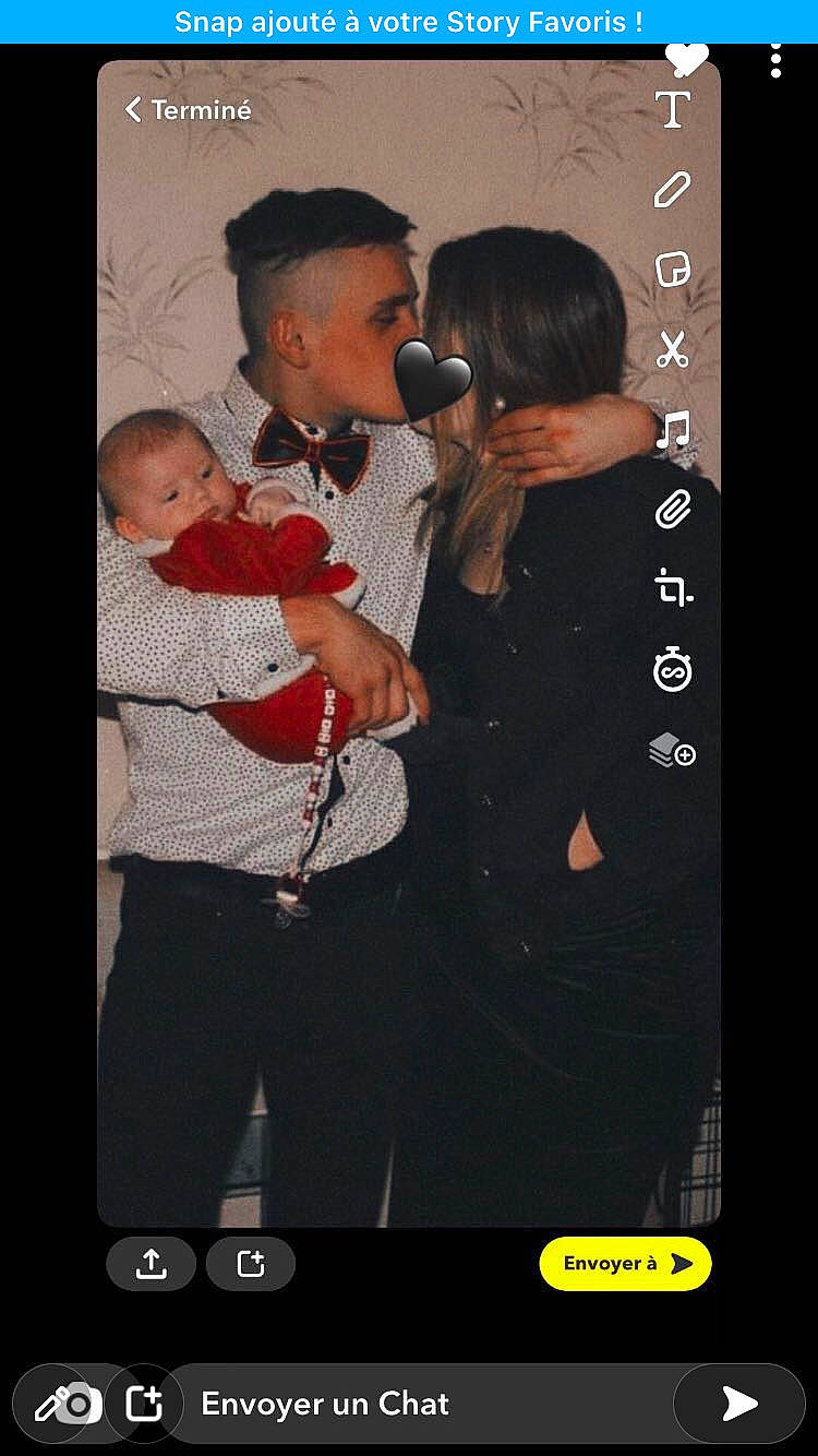 Kayla participe au concours pour gagner de l'argent avec cette photo : advertising, baby, belt, black, communication_device, conversation, display_device, electronic_device, entertainment, event, flash_photography, font, gadget, gesture, hair, jewellery, multimedia, muscle, person, portable_communications_device