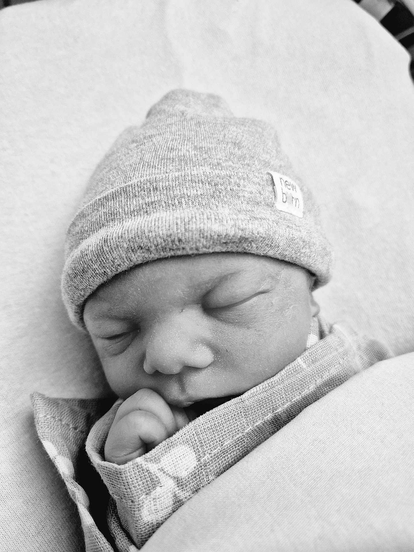 Timéo participe au concours pour gagner de l'argent avec cette photo : newborn, baby, sleeping, hat, blanket, closeup, face, infant, cozy, black_and_white, peaceful, wrapped, cute, portrait, soft, new_born_tag, knitted_hat, tiny_hand, resting, fresh