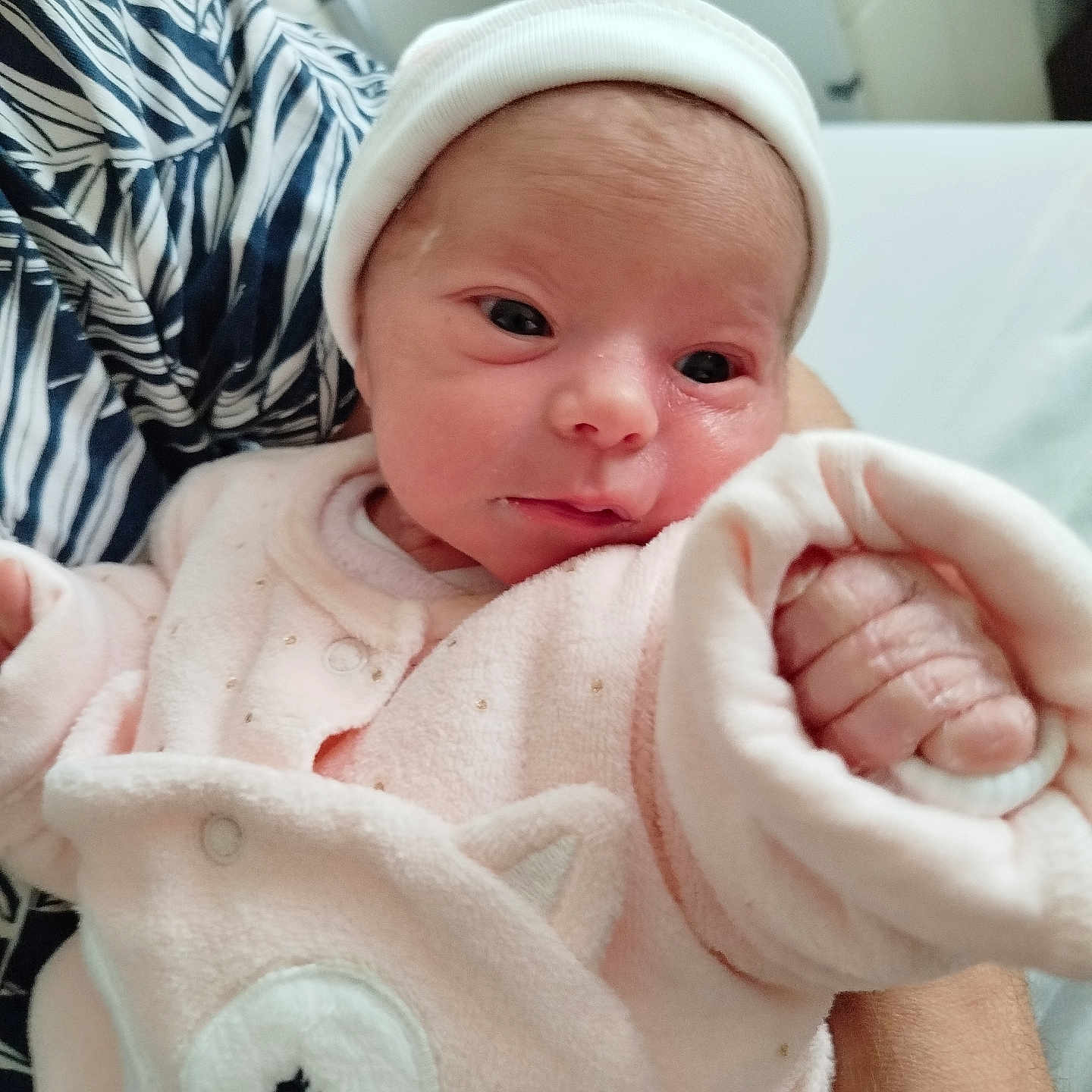 Syléa a rejoint le concours — aidez-le/la à gagner de superbes lots ! baby, child, closeup, cozy, cute, face, hand, hat, human, indoor, infant, newborn, newborn_baby, person, pink_clothing, sleepwear, small, soft, warm, wrapped