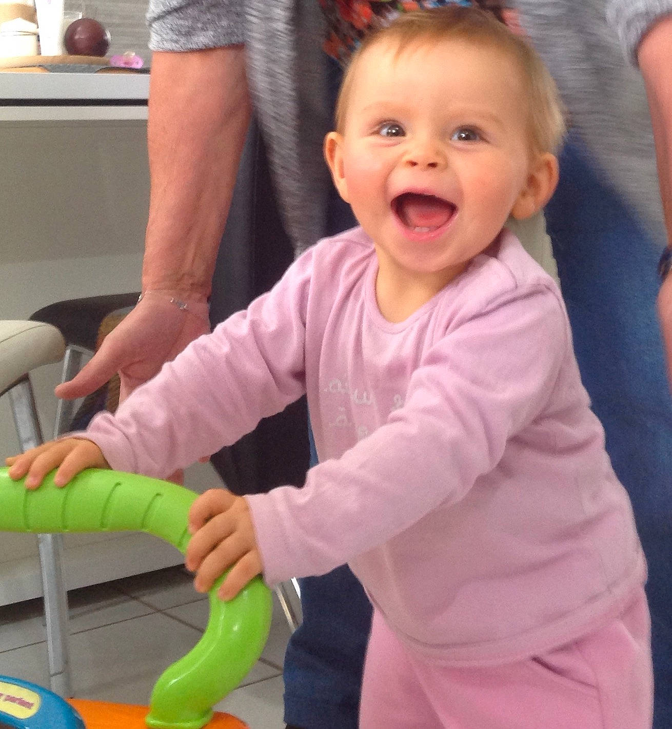 Aelys participe au concours pour gagner de l'argent avec cette photo : baby, child, person, play, smile, toddler